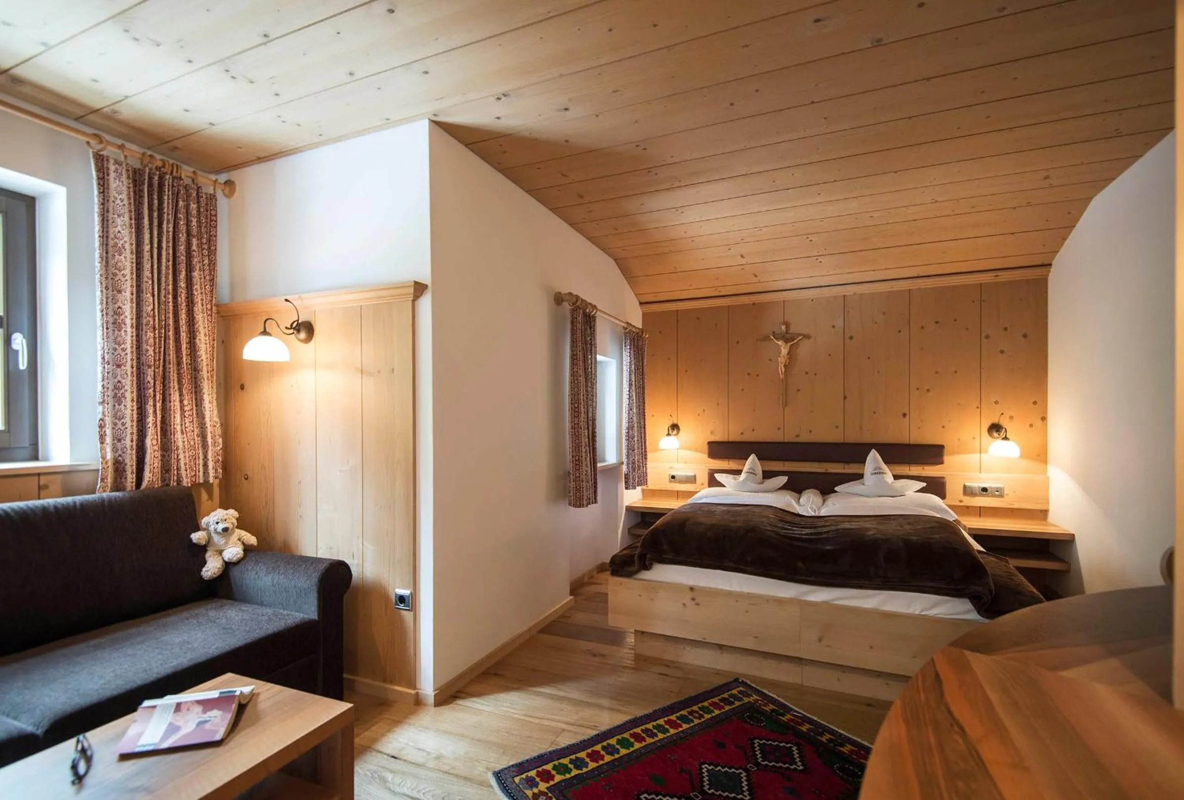 Bed in Charmehotel Uhrerhof - Deur