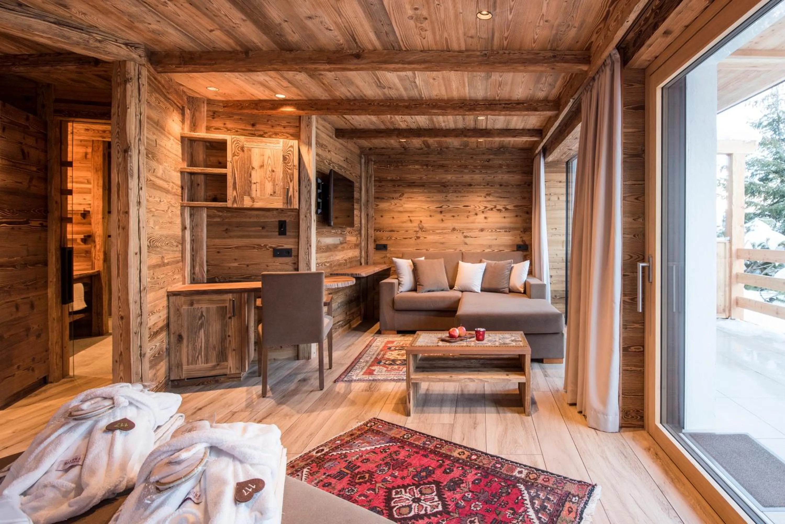 Photo of the whole room in Charmehotel Uhrerhof - Deur