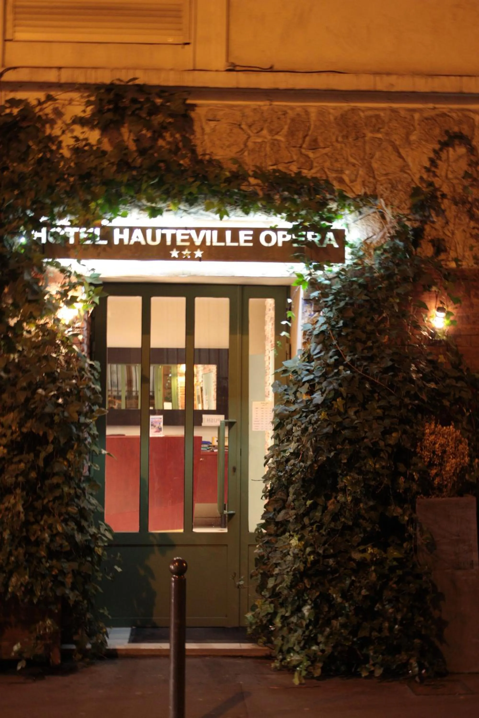 Facade/entrance in Hotel Hauteville Opera