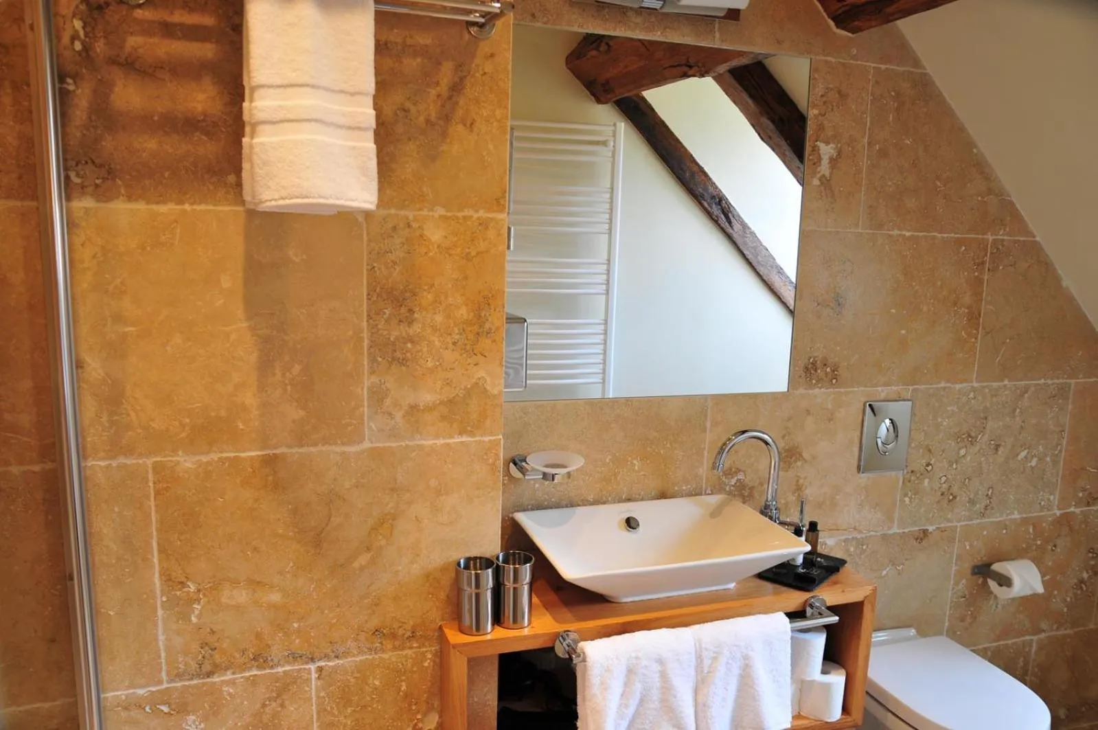 Bathroom in Les Glycines Vézelay