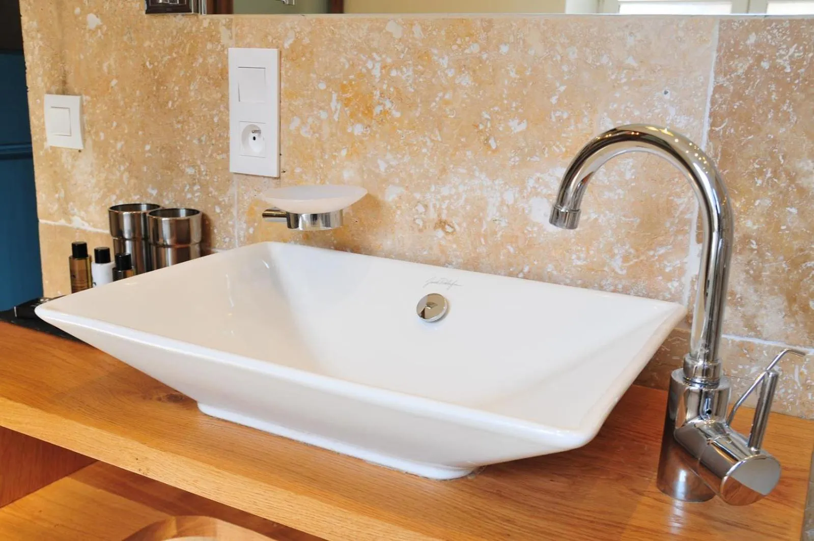 Toilet in Les Glycines Vézelay