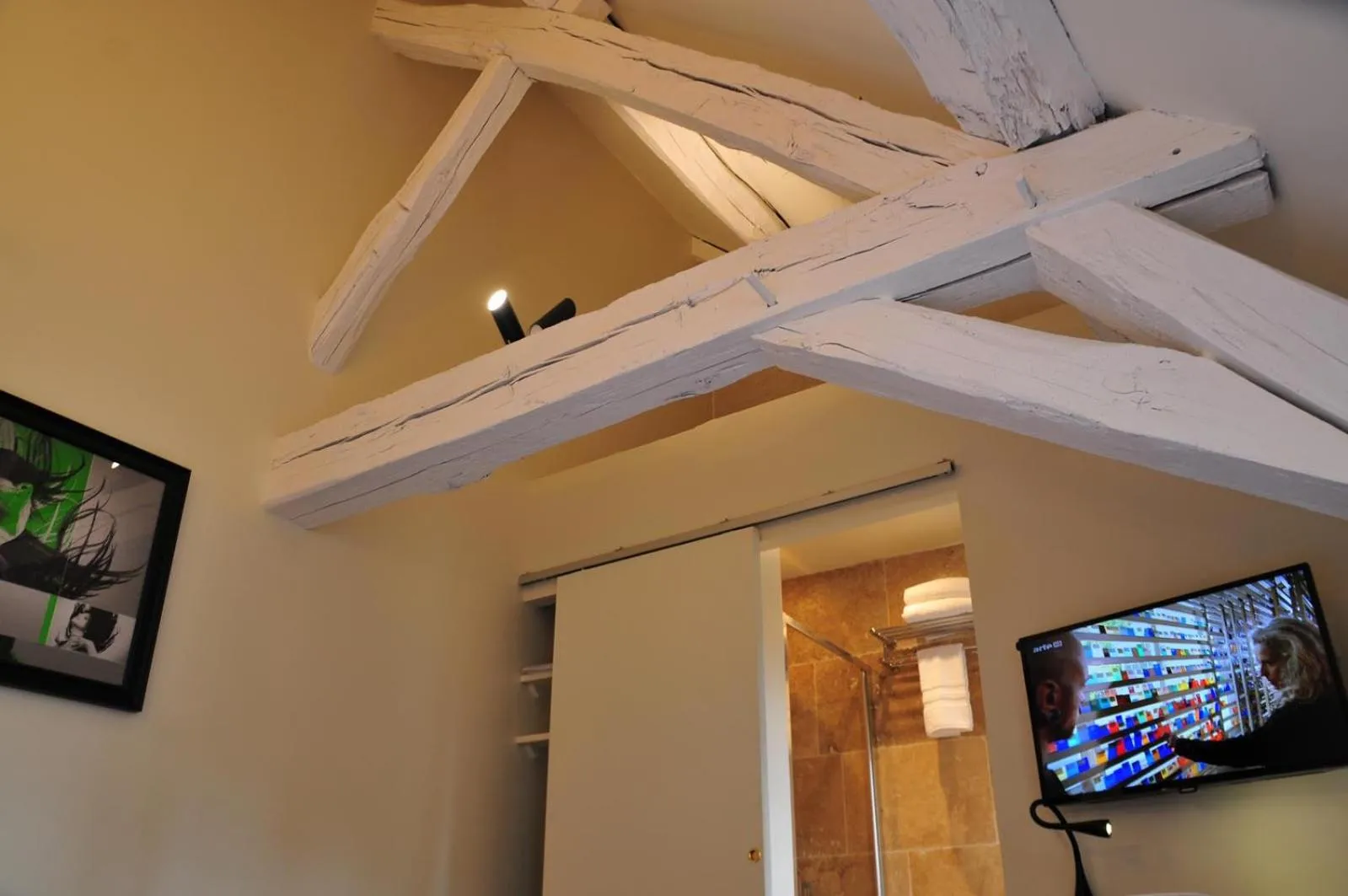 Decorative detail in Les Glycines Vézelay