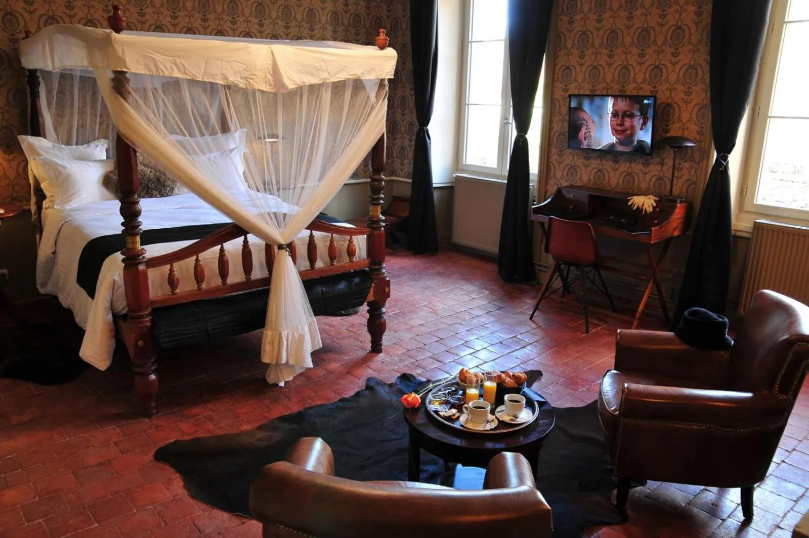 Photo of the whole room, Bed in Les Glycines Vézelay