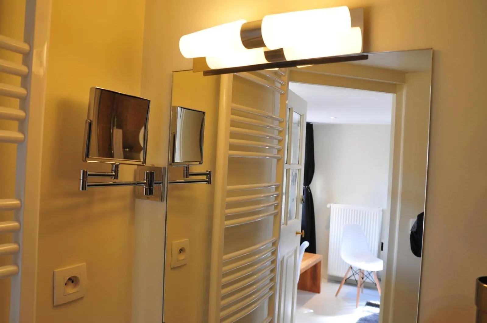 Decorative detail in Les Glycines Vézelay