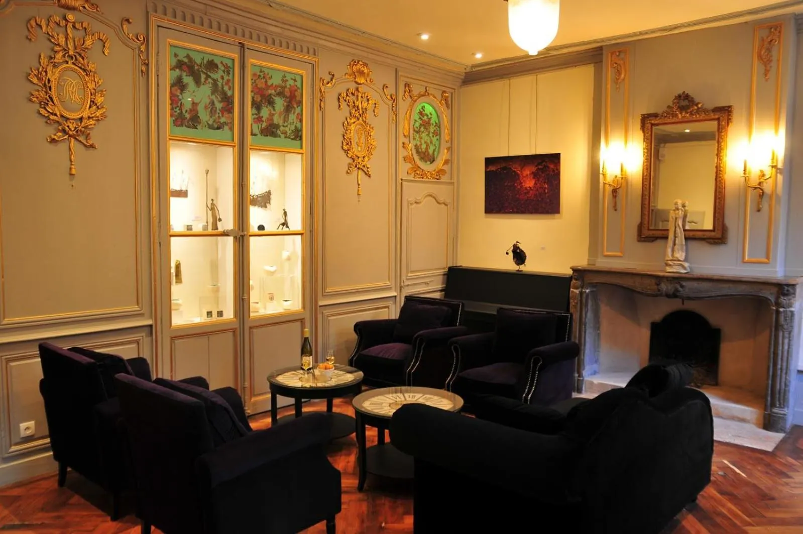 Communal lounge/ TV room in Les Glycines Vézelay