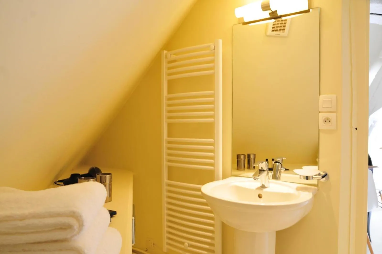 Bathroom, Bed in Les Glycines Vézelay