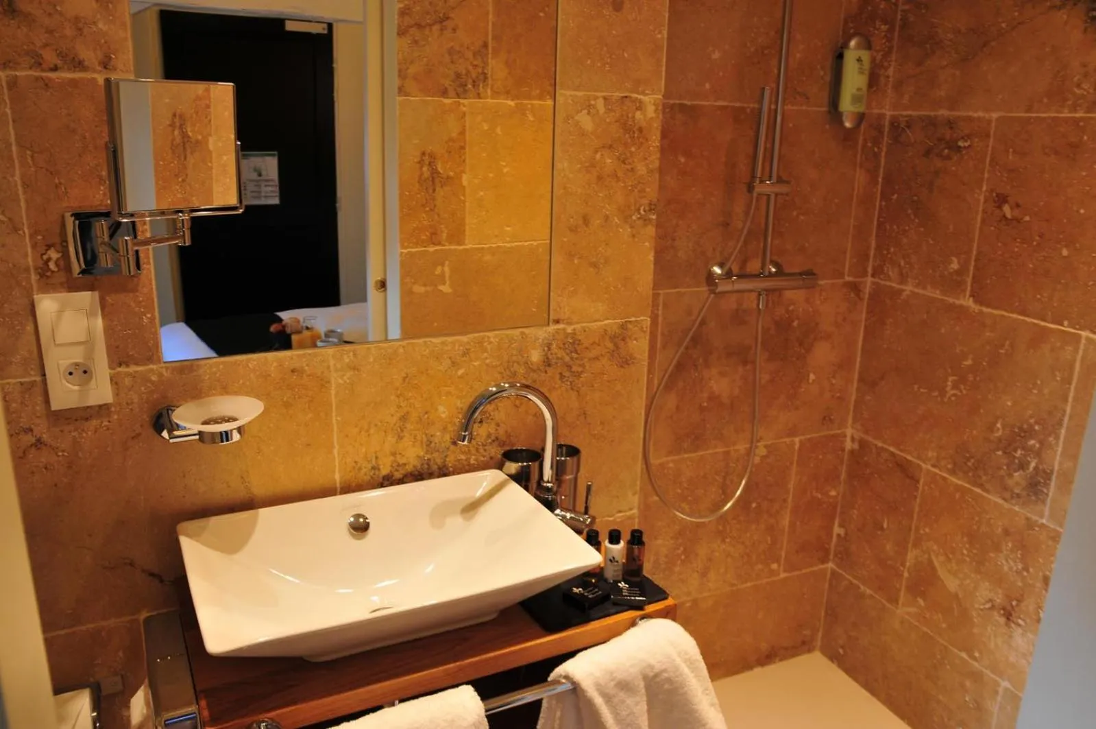 Bathroom in Les Glycines Vézelay