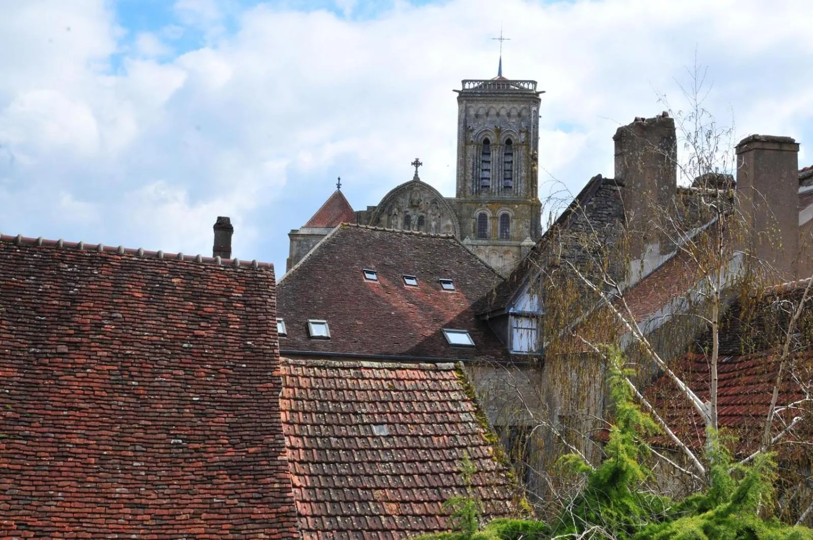 Landmark view in Les Glycines Vézelay