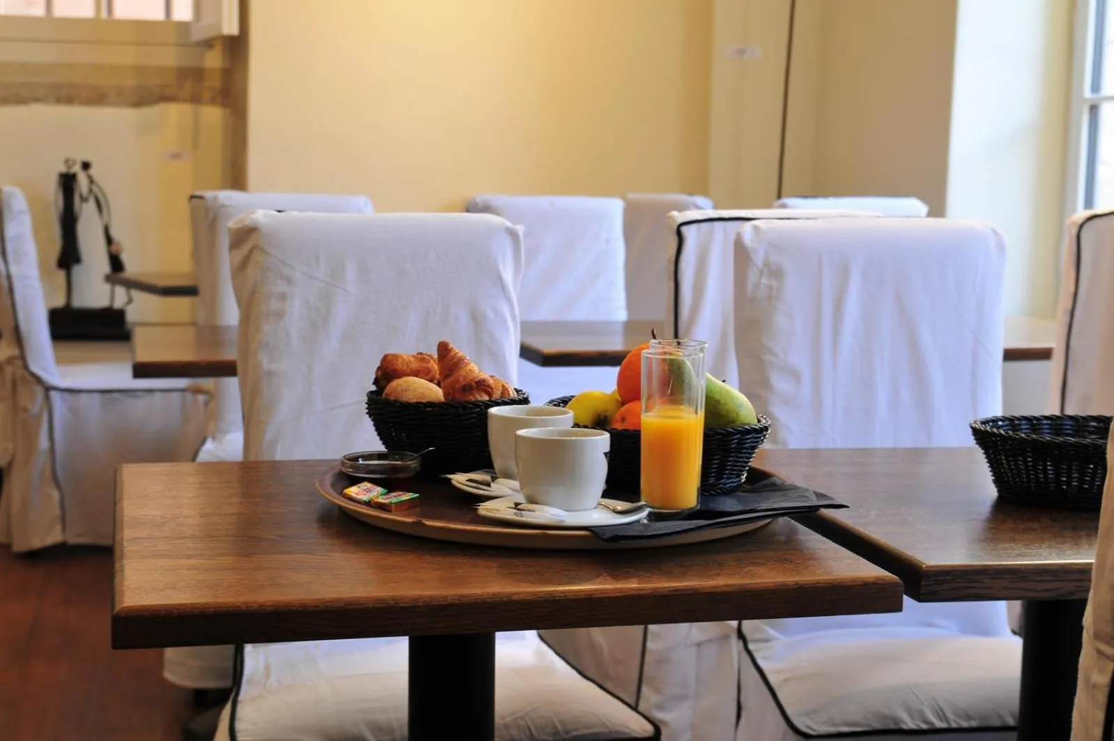 Food and drinks in Les Glycines Vézelay