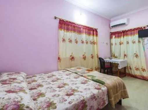 Bed in Madrid Home 2 min walk to Beach