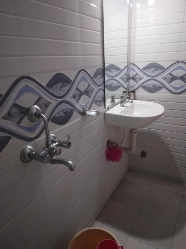 Shower in Madrid Home 2 min walk to Beach