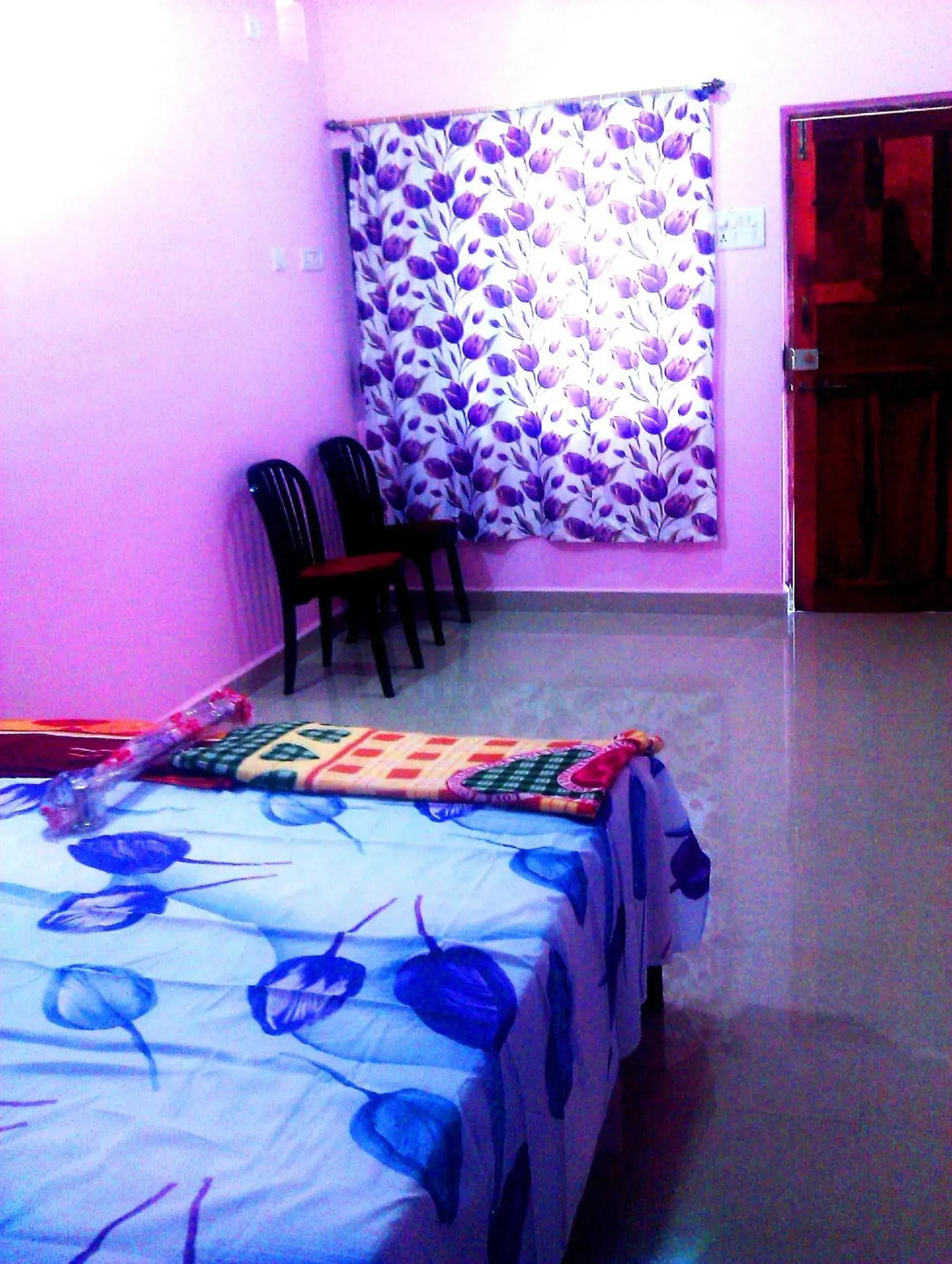 Double Room with Private Bathroom - single occupancy in Madrid Home 2 min walk to Beach Double Room with Private Bathroom - single occupancy in Madrid Home 2 min walk to Beach