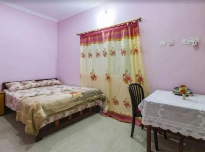 Bed in Madrid Home 2 min walk to Beach