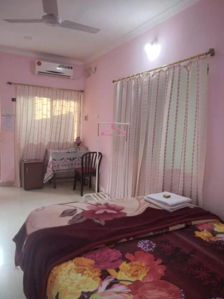 Living room, Bed in Madrid Home 2 min walk to Beach