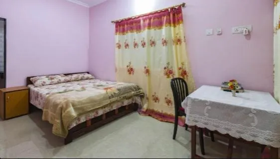 Bed in Madrid Home 2 min walk to Beach