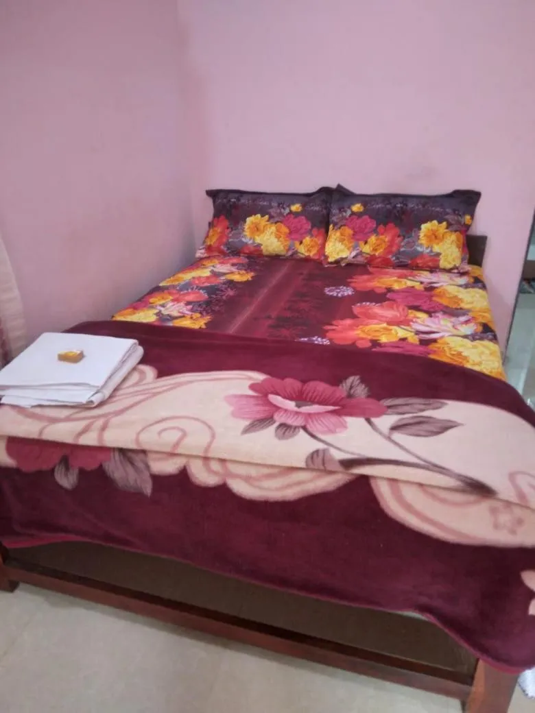 Bed in Madrid Home 2 min walk to Beach