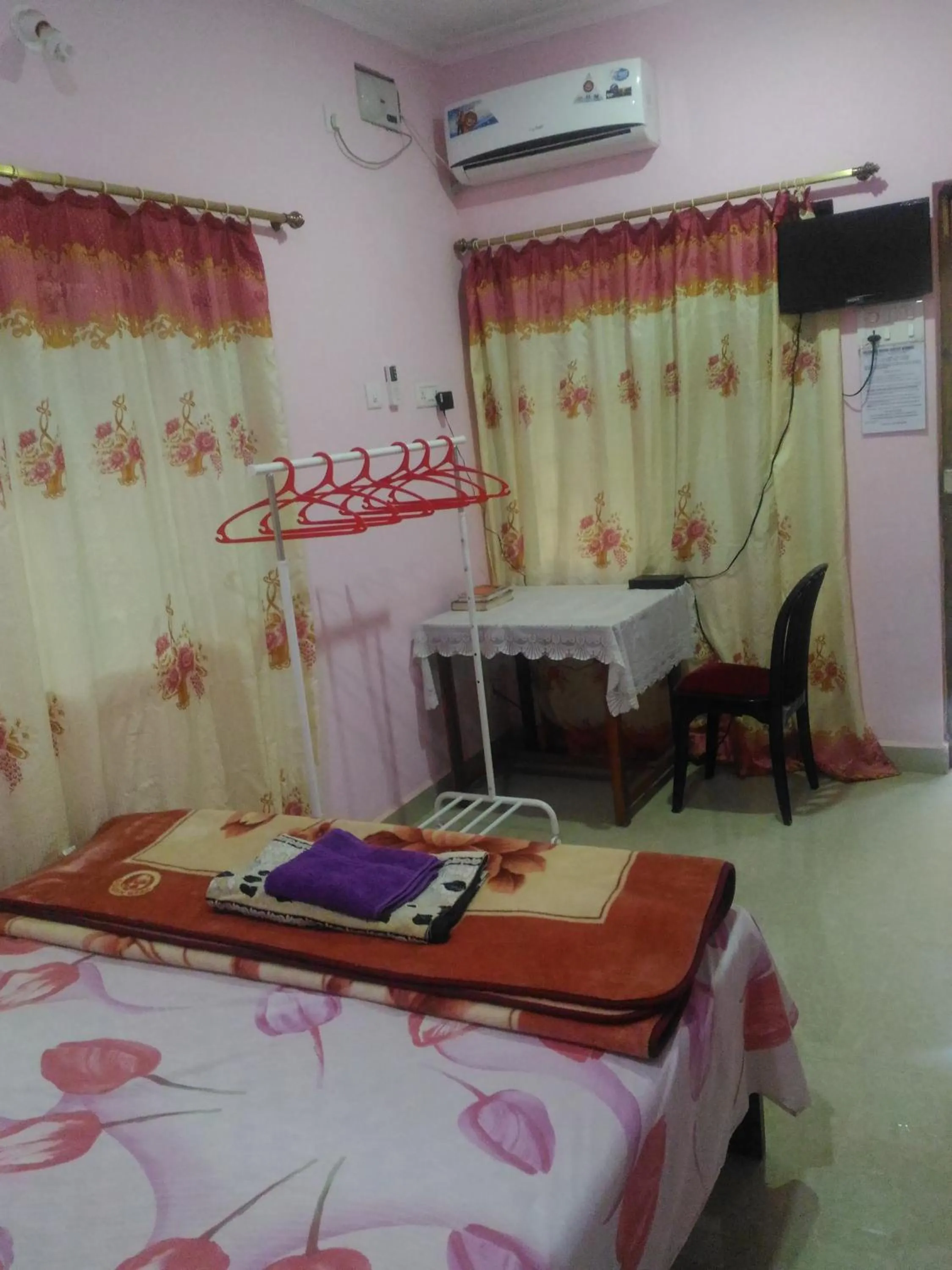 Bedroom, Bed in Madrid Home 2 min walk to Beach