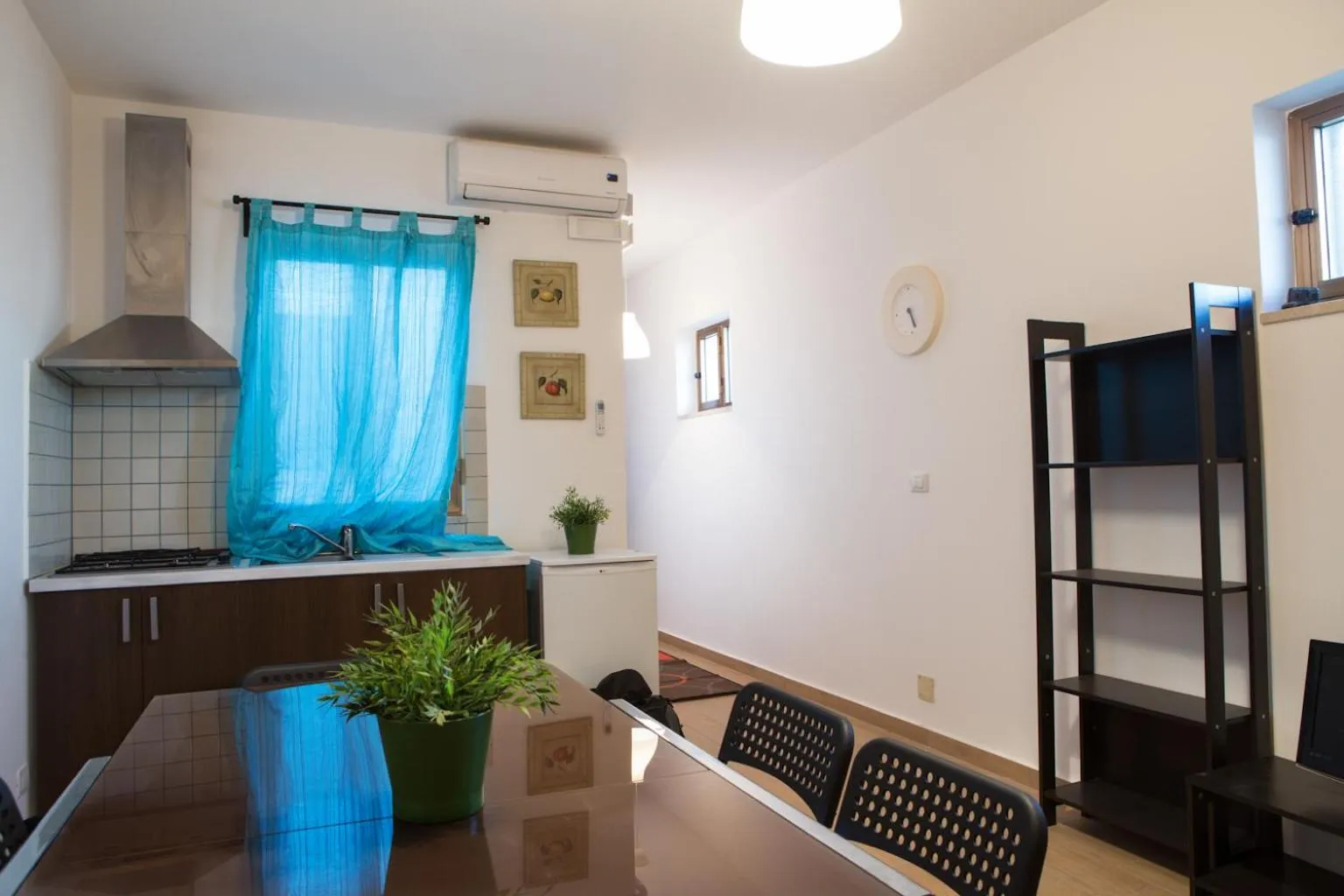 Kitchen or kitchenette in Semu A Mari B&B