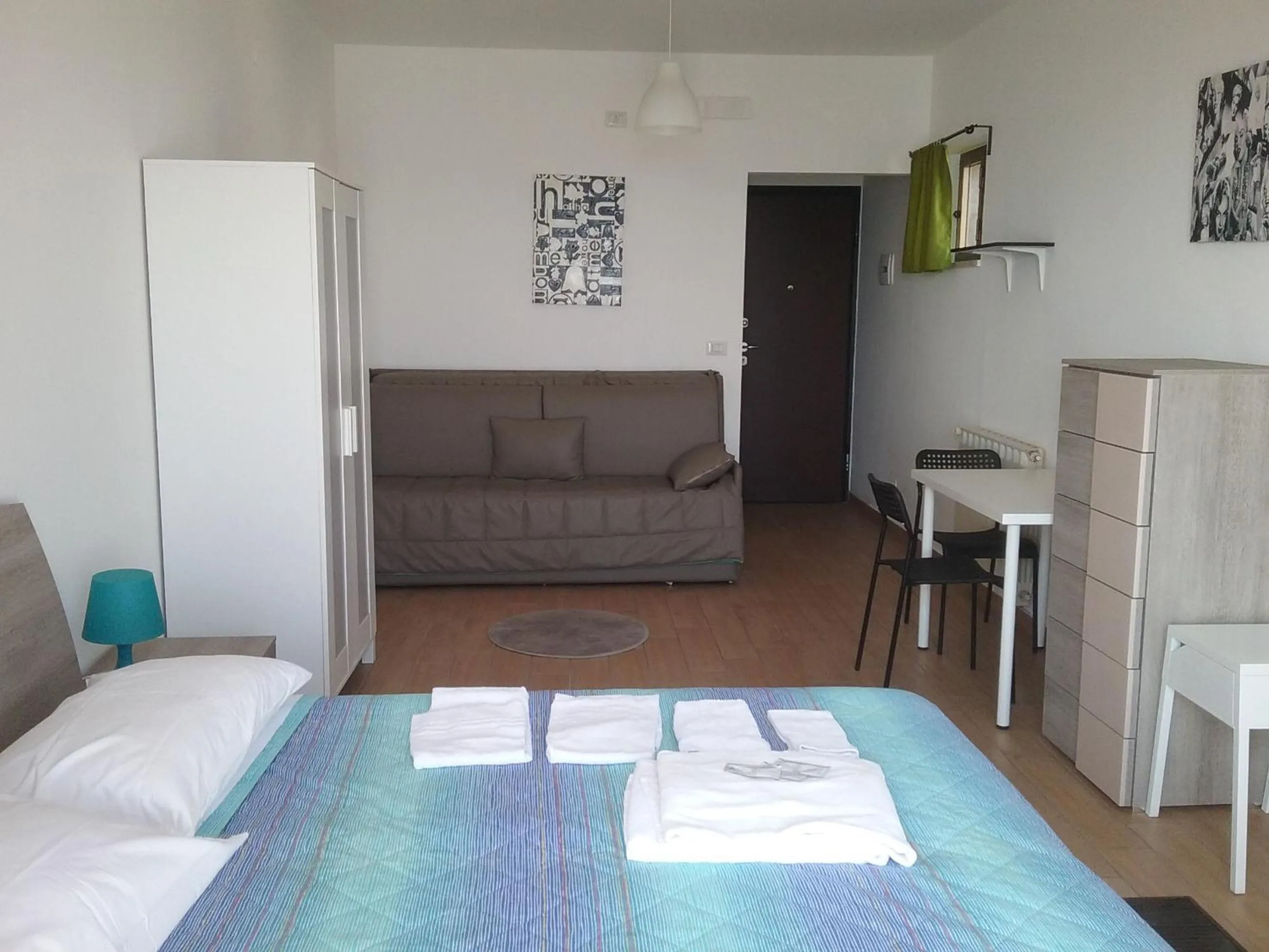 Photo of the whole room in Semu A Mari B&B