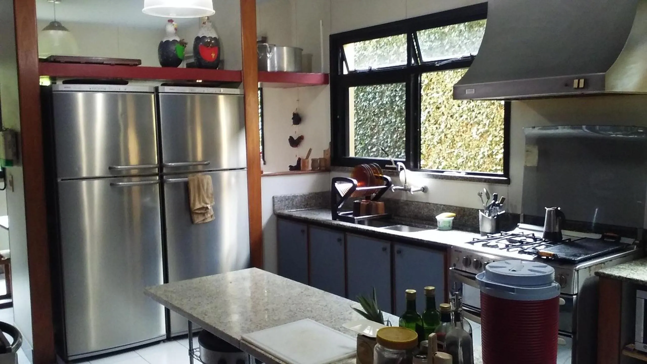 Communal kitchen in REB Casa Itanhangá