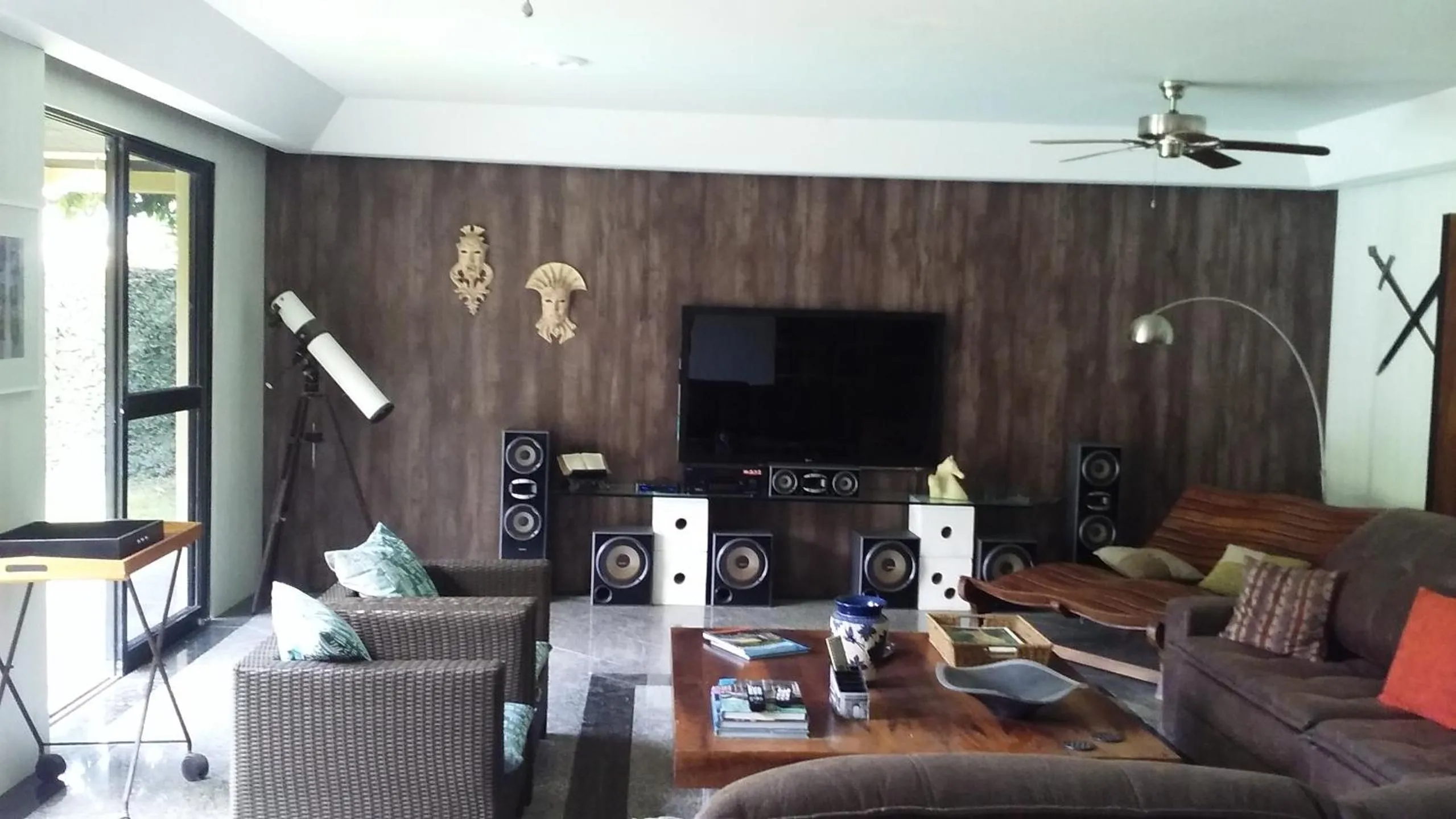 Communal lounge/ TV room in REB Casa Itanhangá
