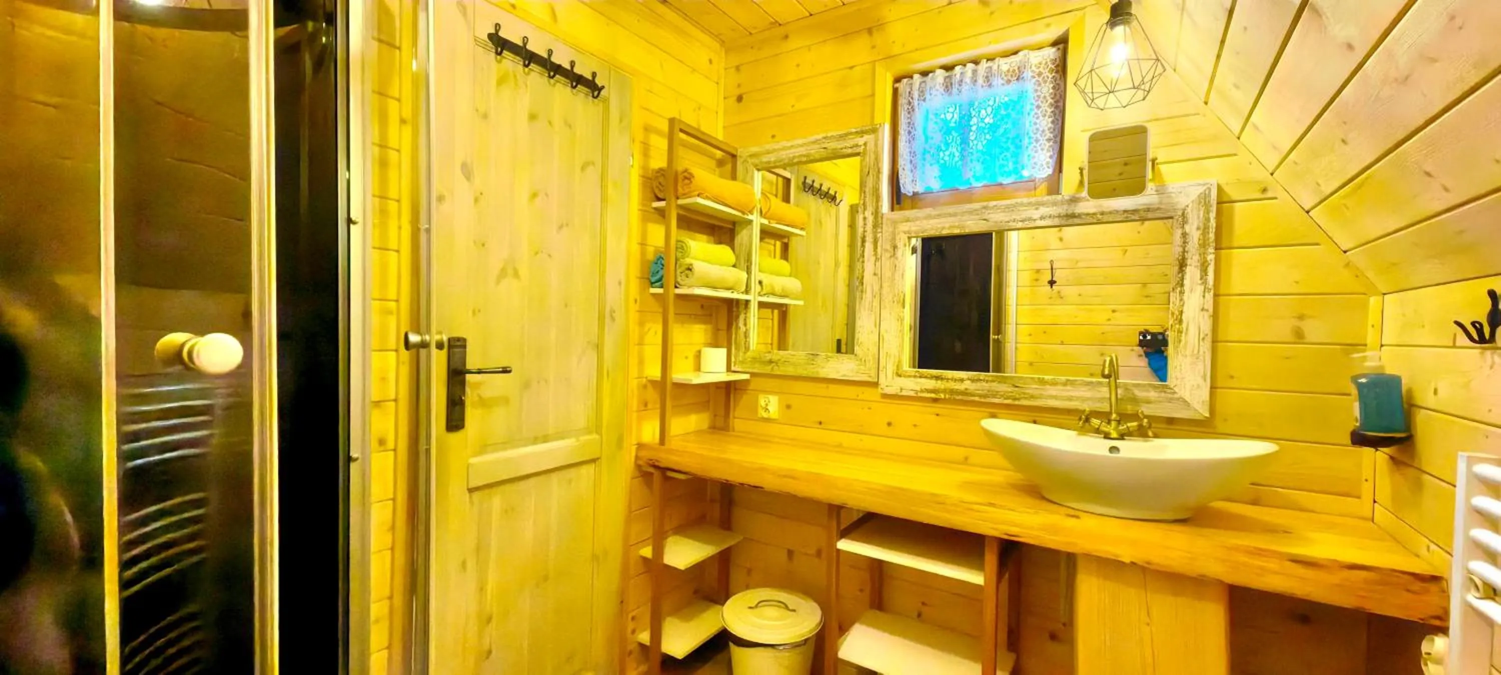 Bathroom in Osada pod Beskidem- chatki całoroczne