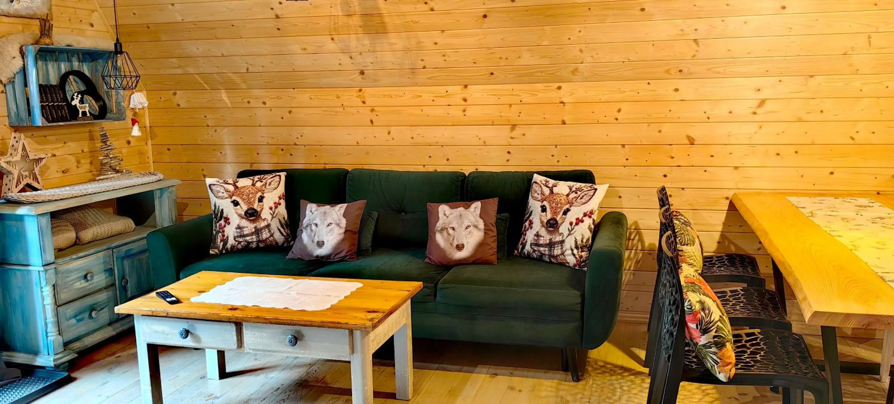 Living room in Osada pod Beskidem- chatki całoroczne