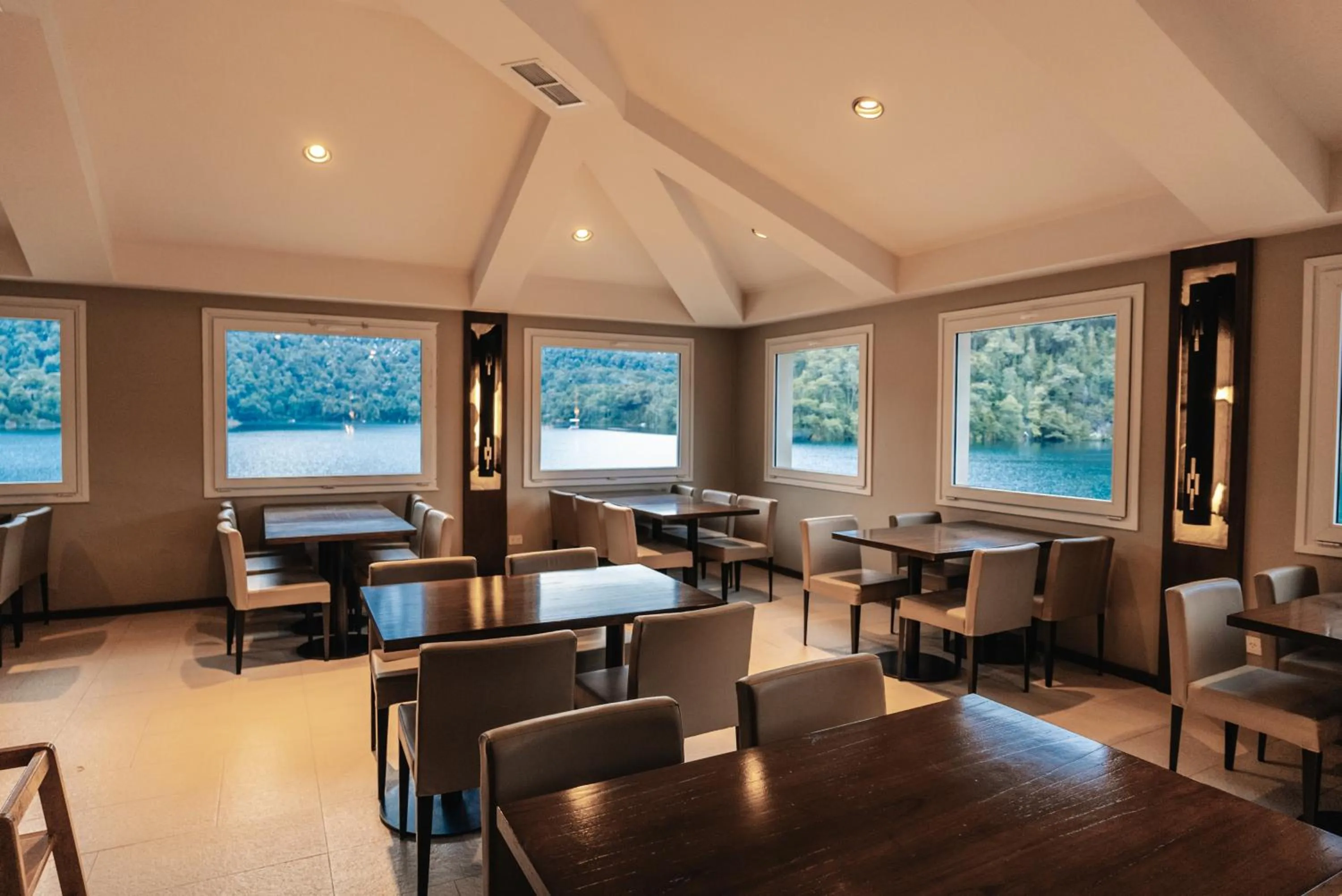 Restaurant/places to eat in Hotel Puerto Blest