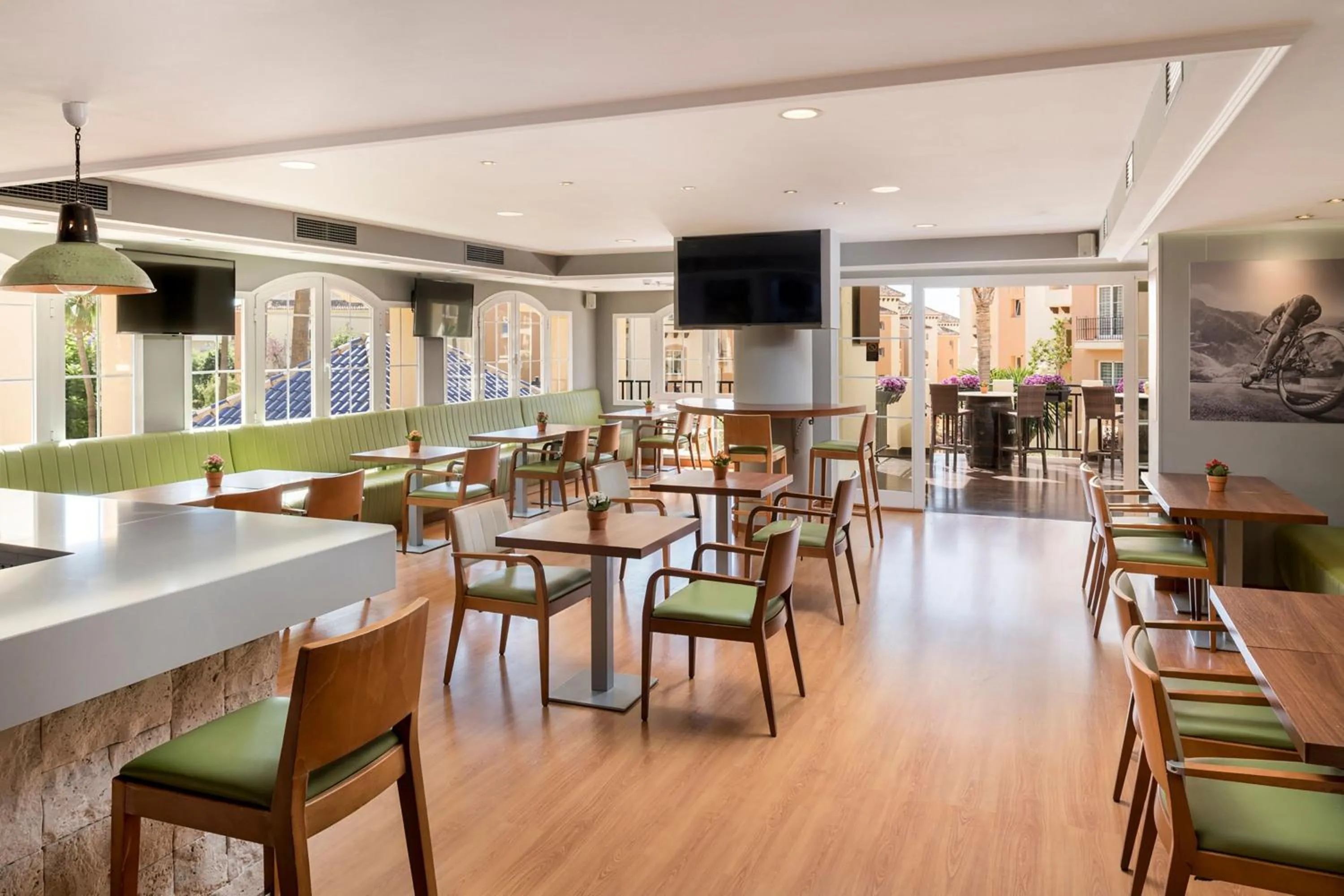 Lounge or bar in Marriott's Marbella Beach Resort