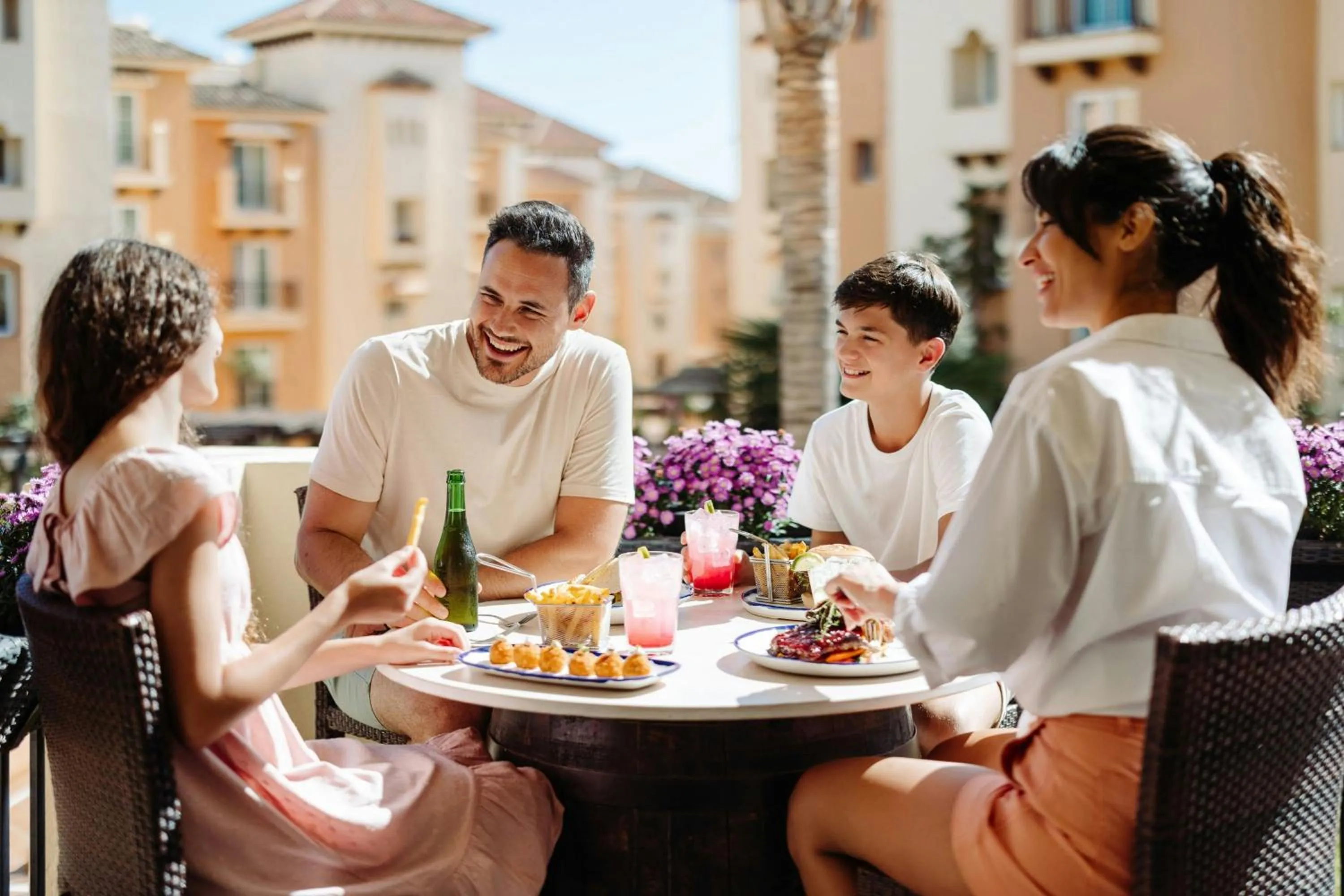 Lounge or bar in Marriott's Marbella Beach Resort