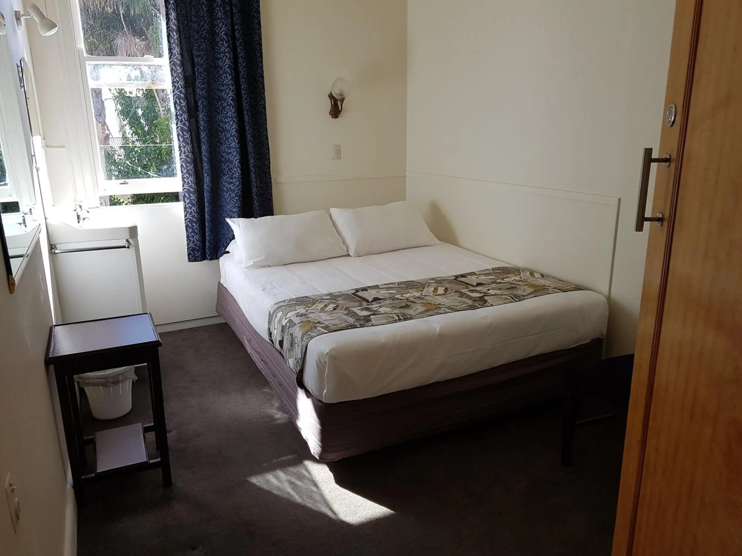 Standard Double Room with Shared Bathroom in Whakatane Hotel Standard Double Room with Shared Bathroom in Whakatane Hotel