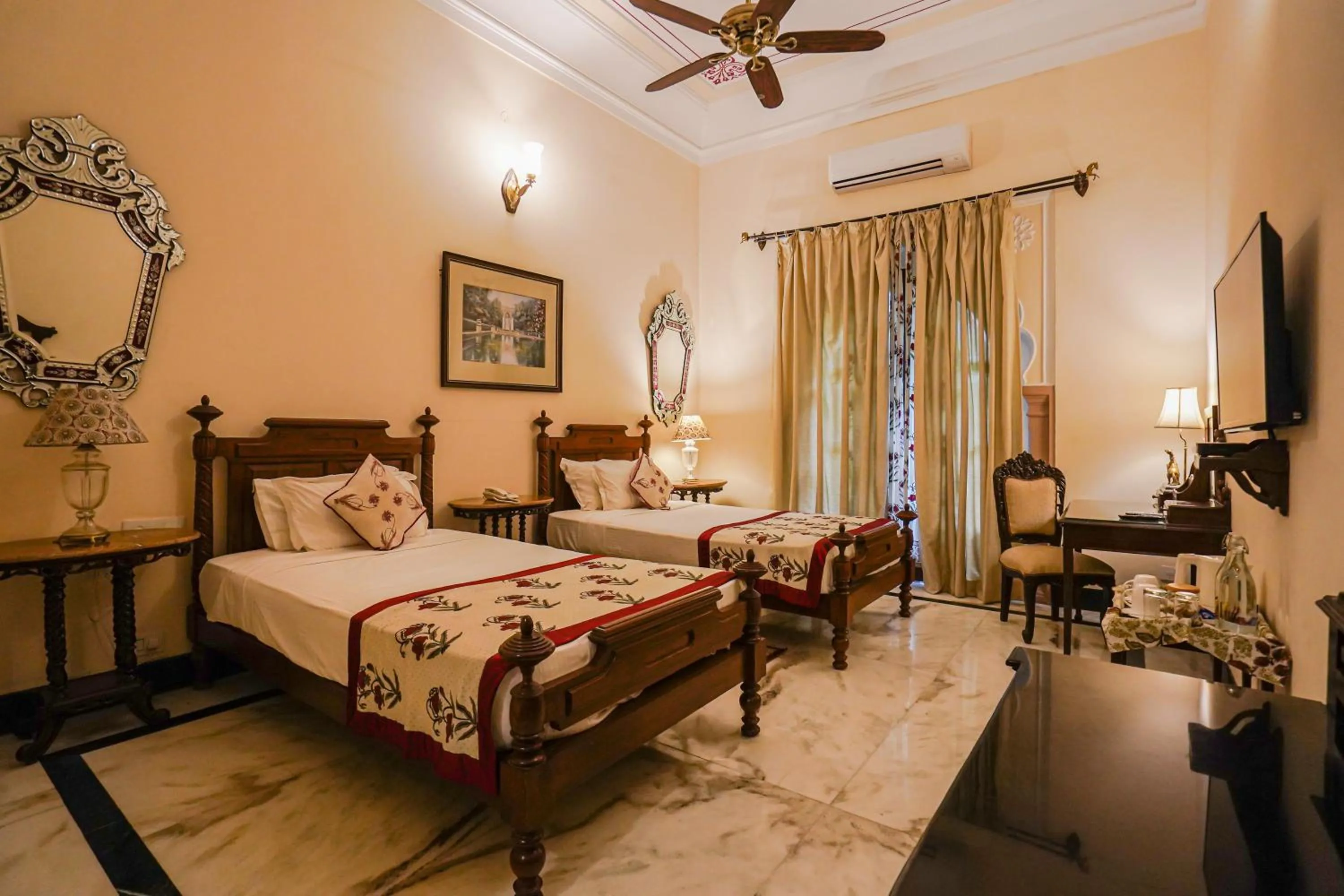 Photo of the whole room, Bed in Khas Bagh