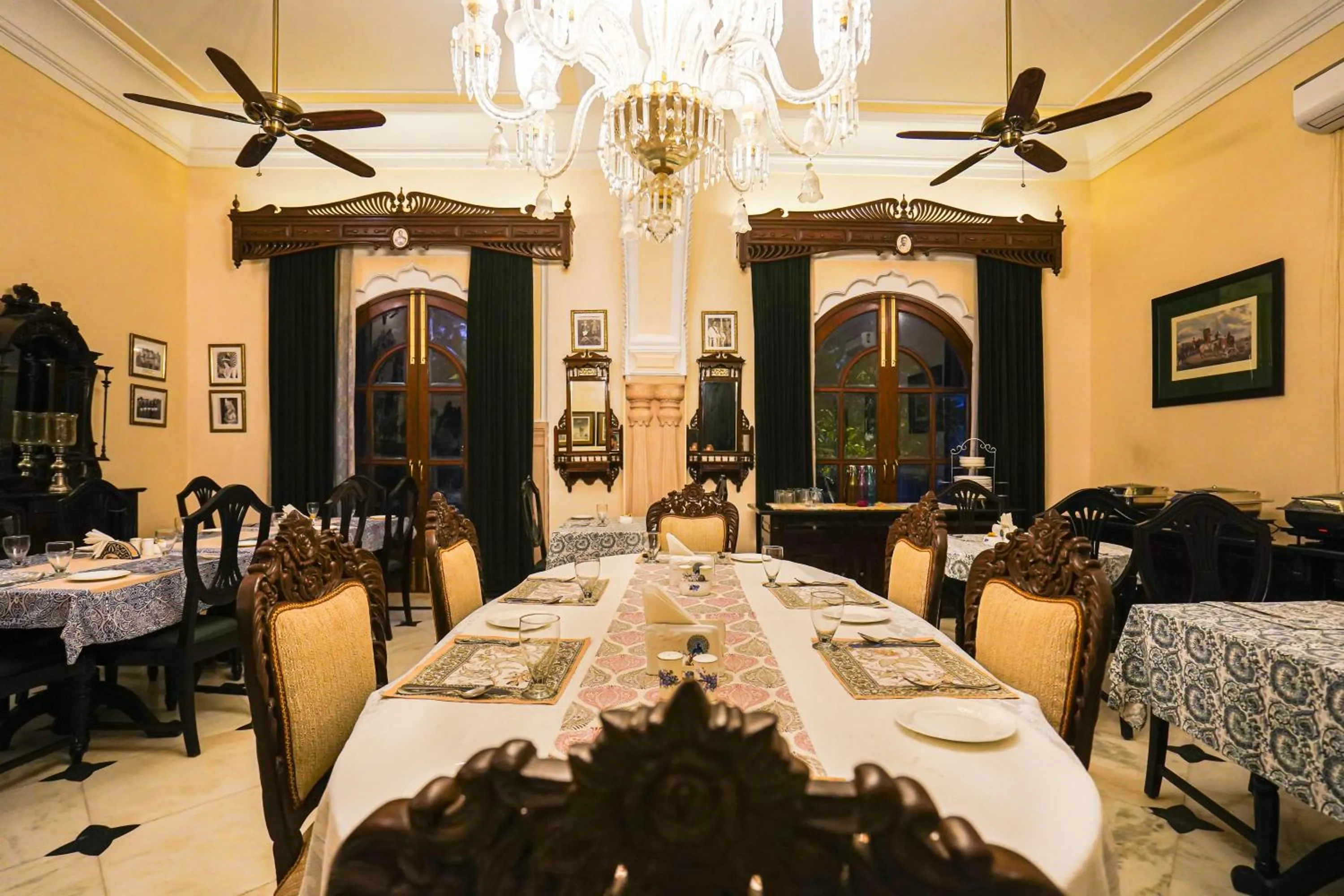 Restaurant/places to eat in Khas Bagh