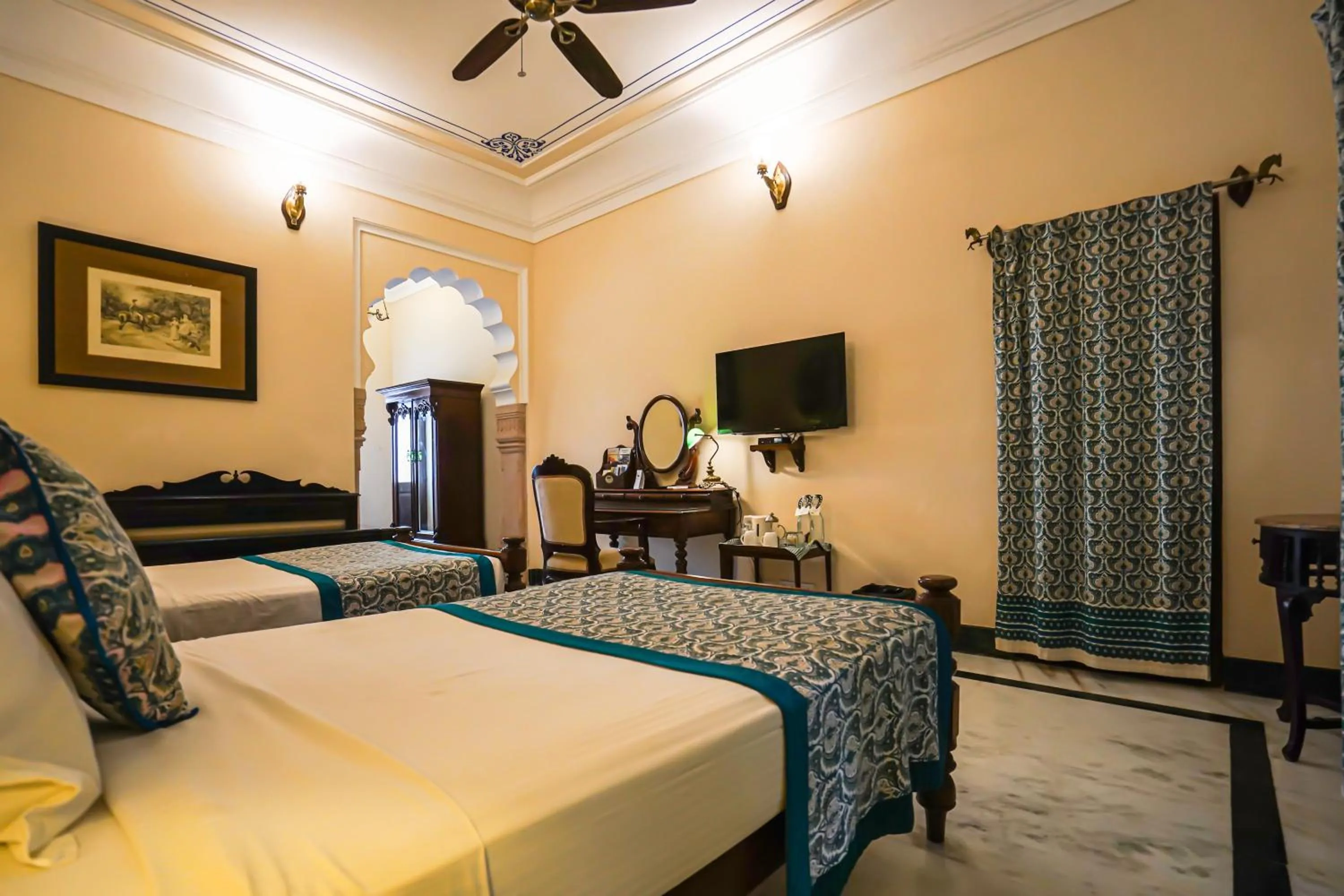 Photo of the whole room, Bed in Khas Bagh