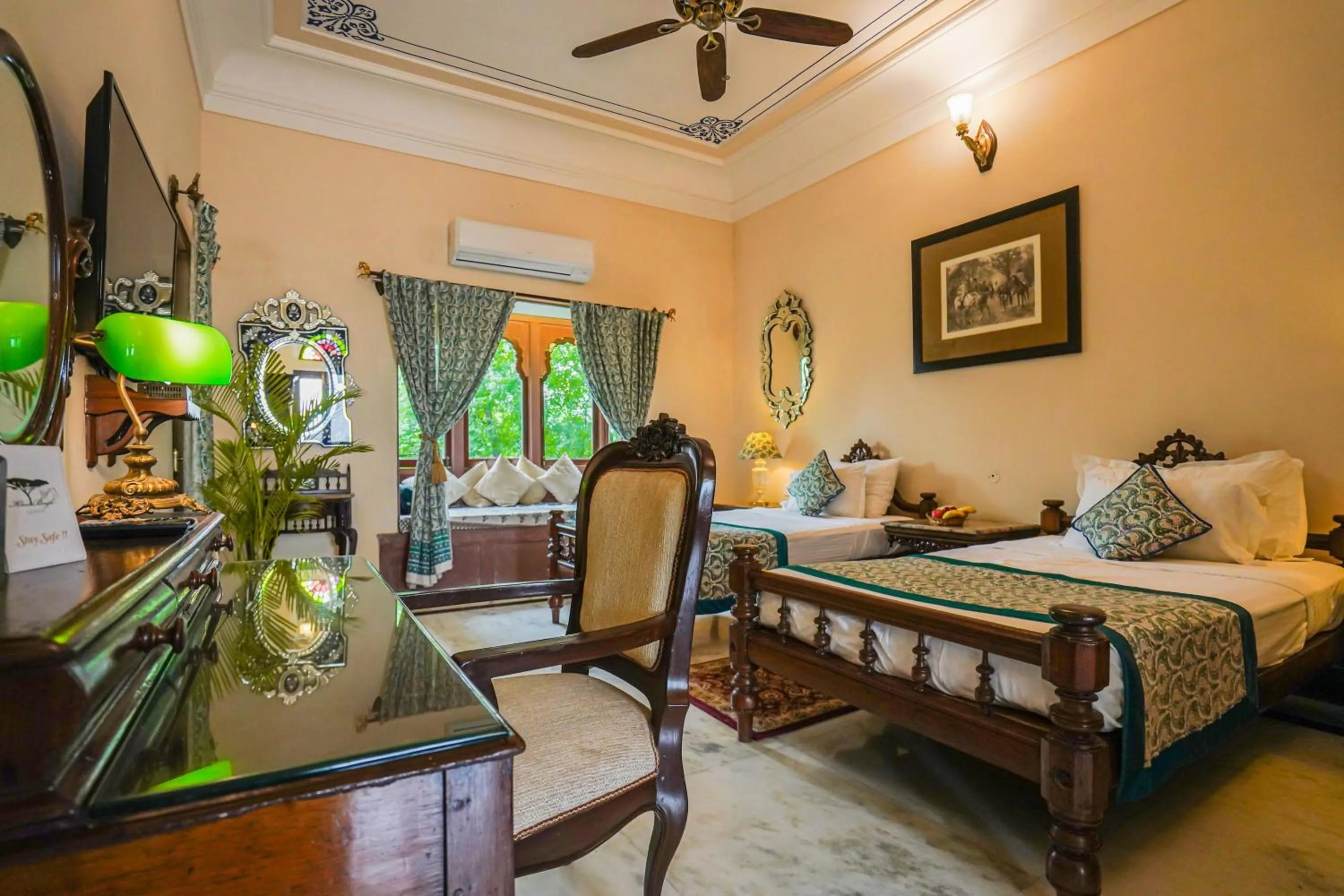 Photo of the whole room, Bed in Khas Bagh