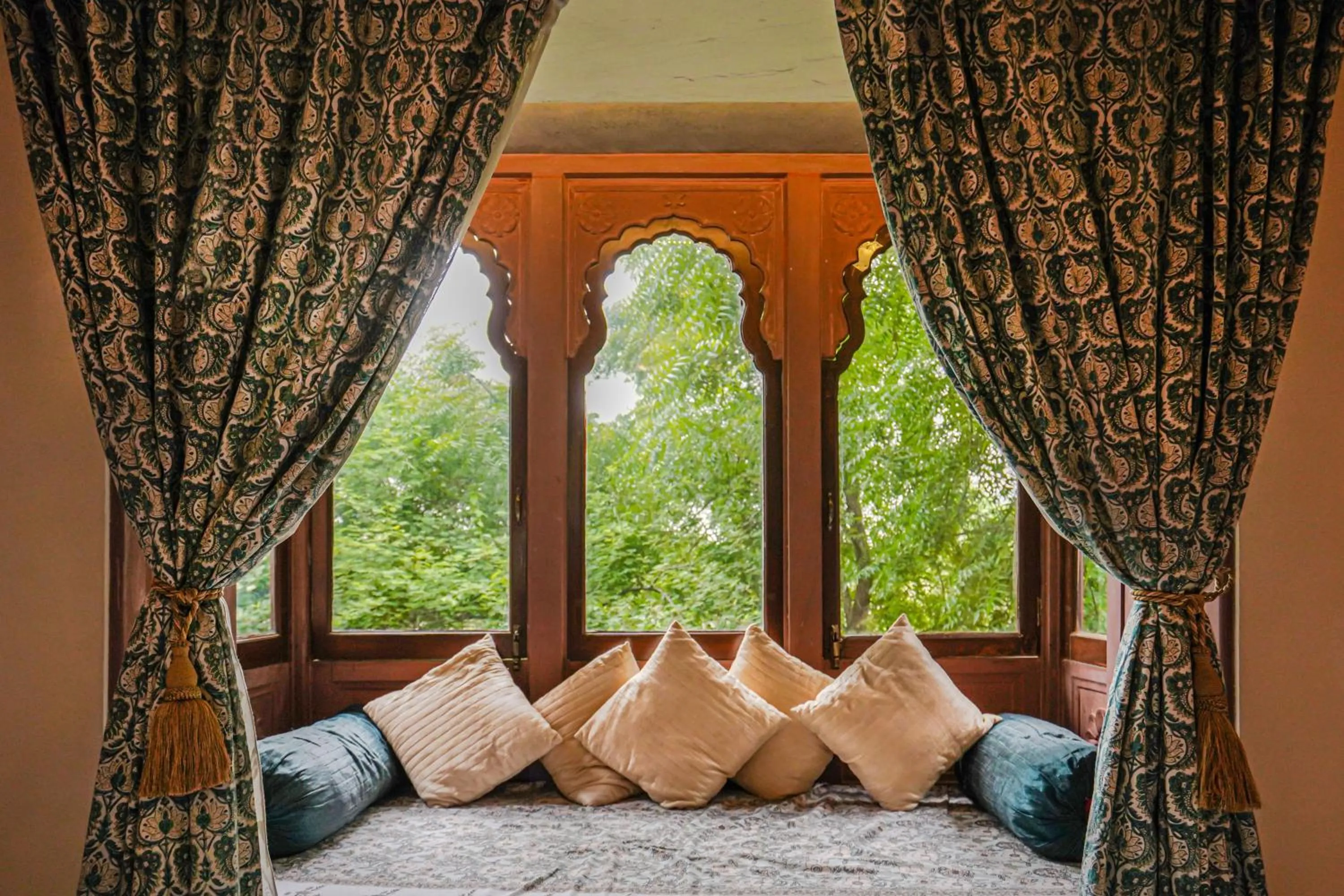 Seating area, Bed in Khas Bagh