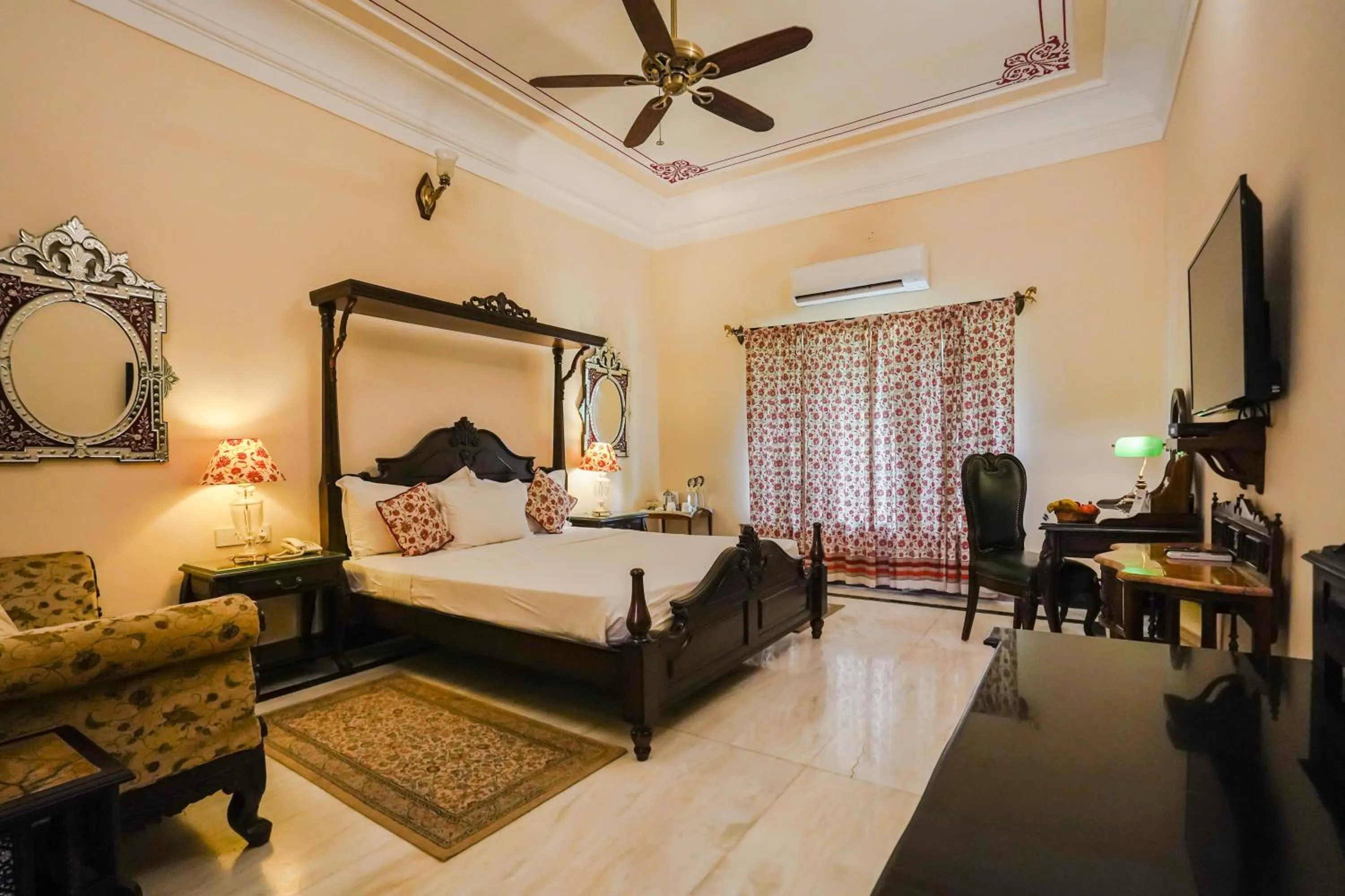 Photo of the whole room, Bed in Khas Bagh