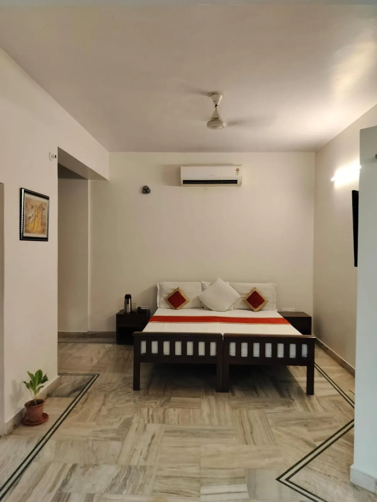 Bedroom, Bed in Hotel Sukhvilas