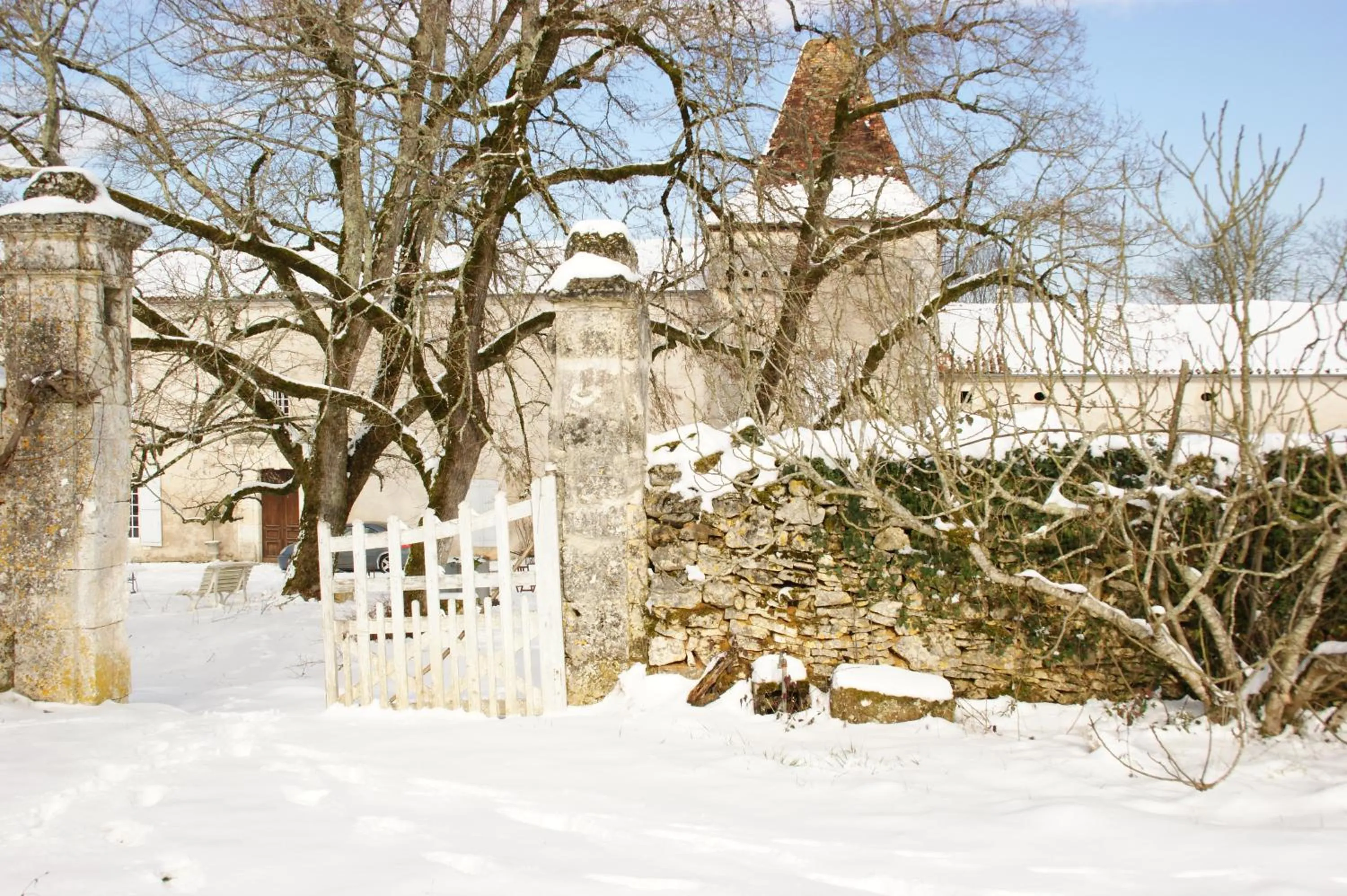 Facade/entrance in Château de La Combe