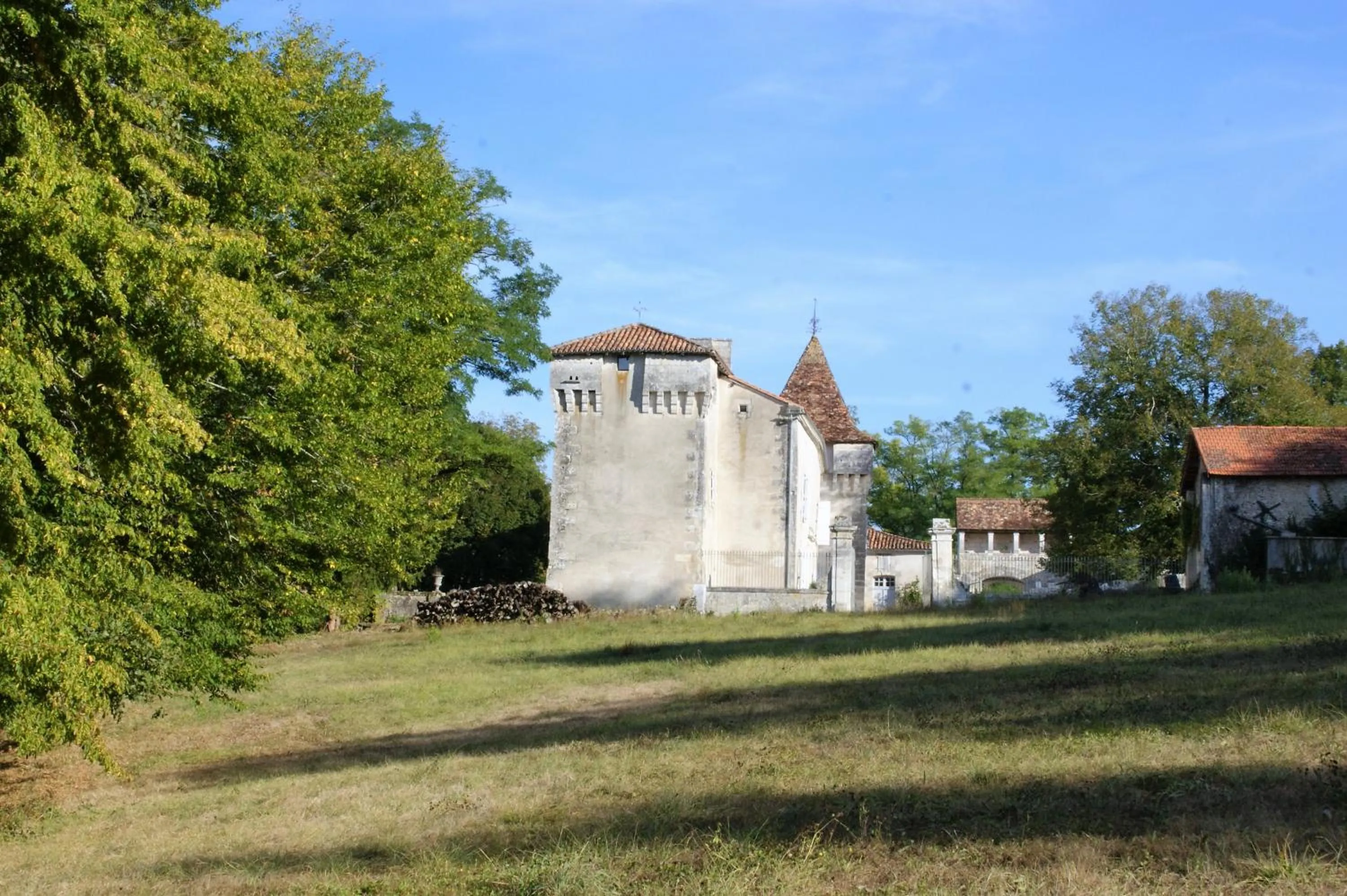 Facade/entrance in Château de La Combe