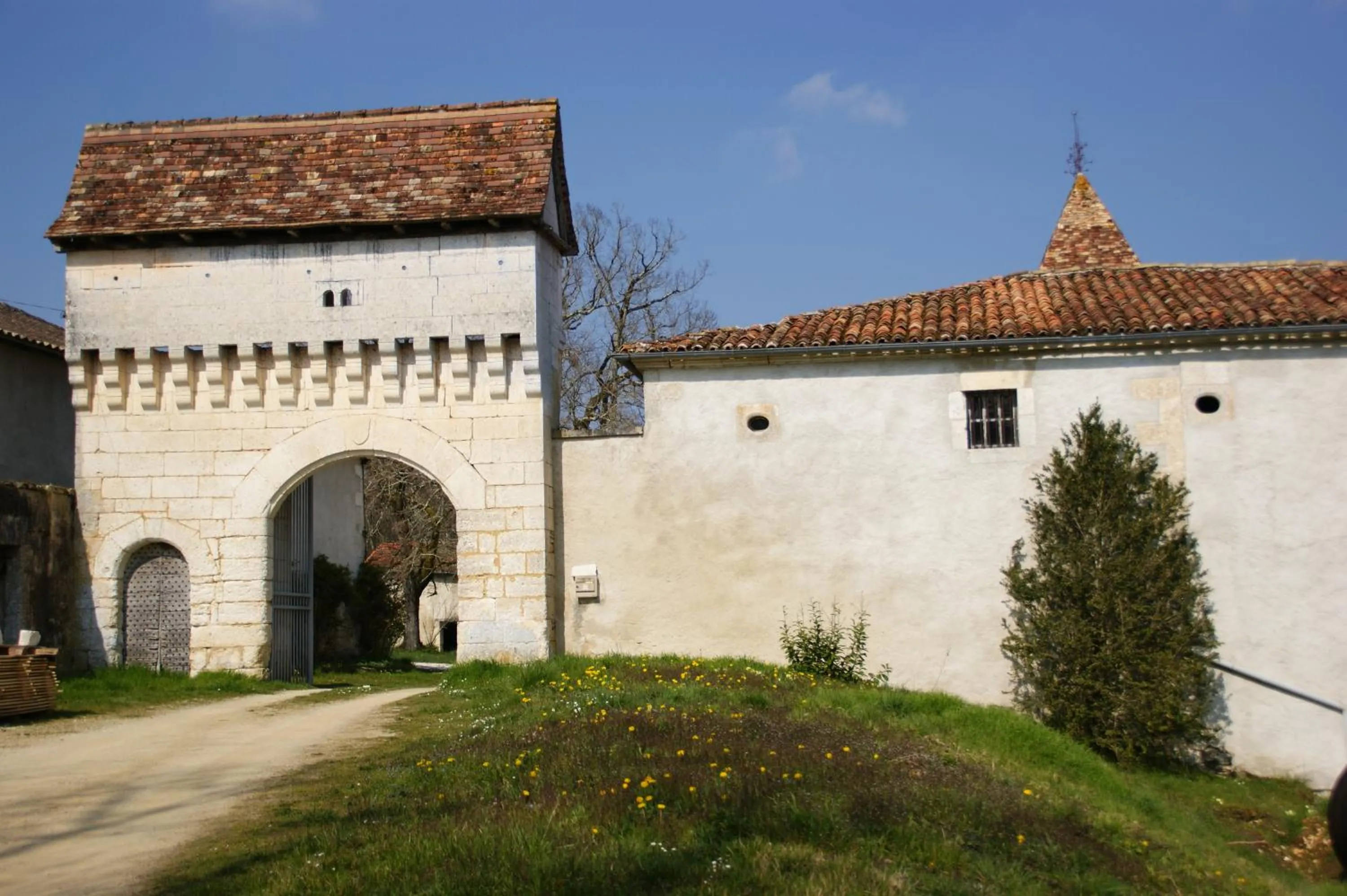 Facade/entrance in Château de La Combe