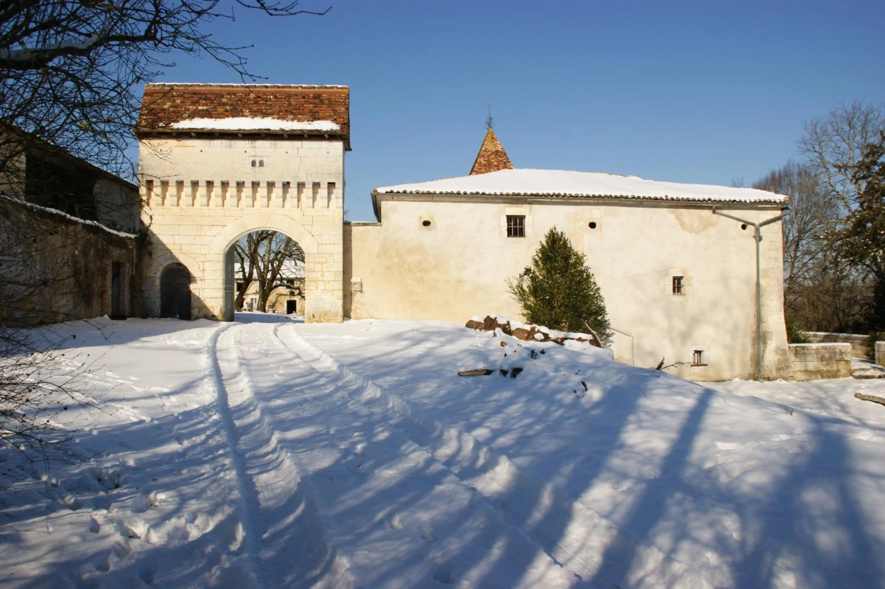 Facade/entrance in Château de La Combe