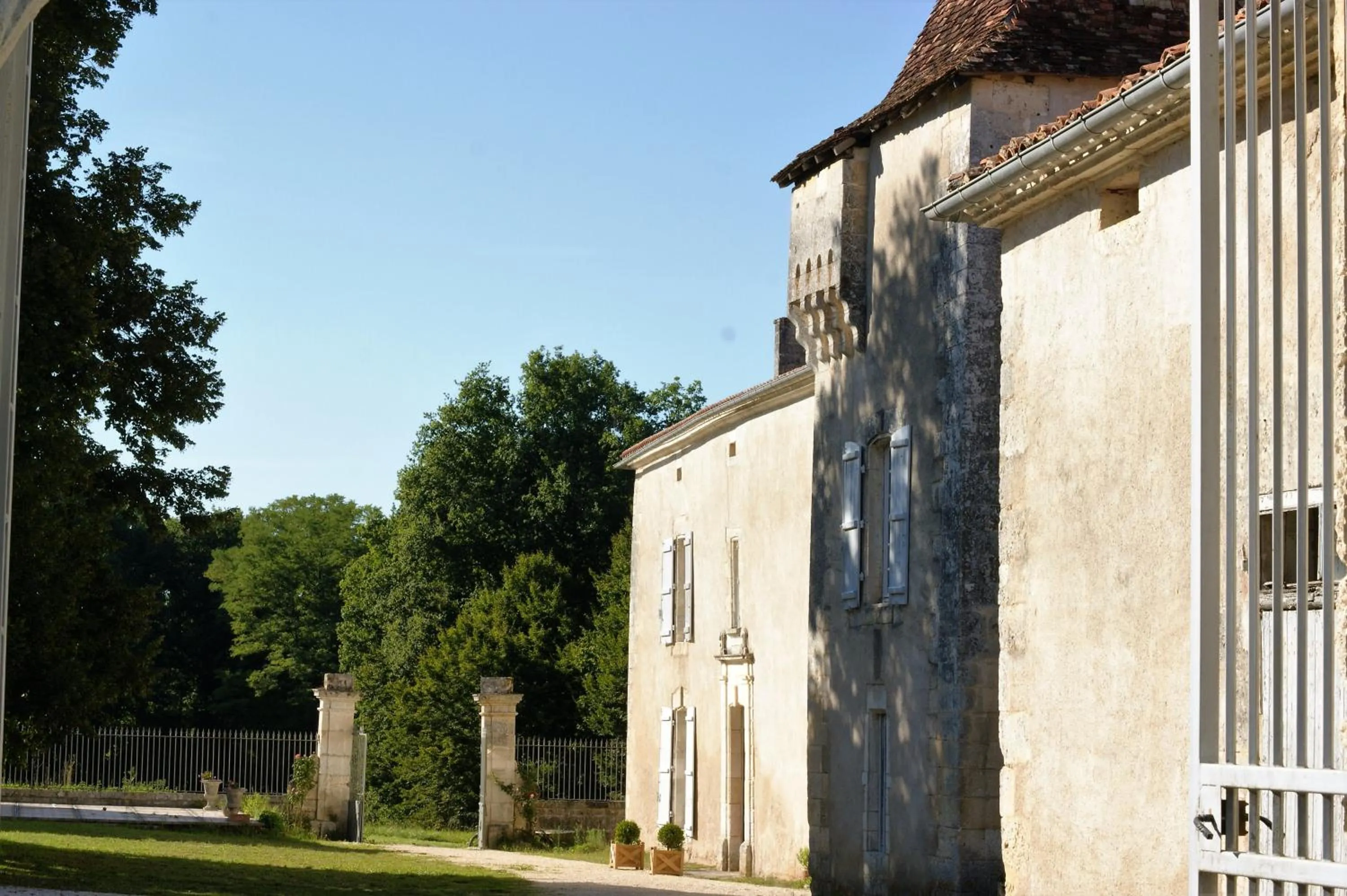 Facade/entrance in Château de La Combe
