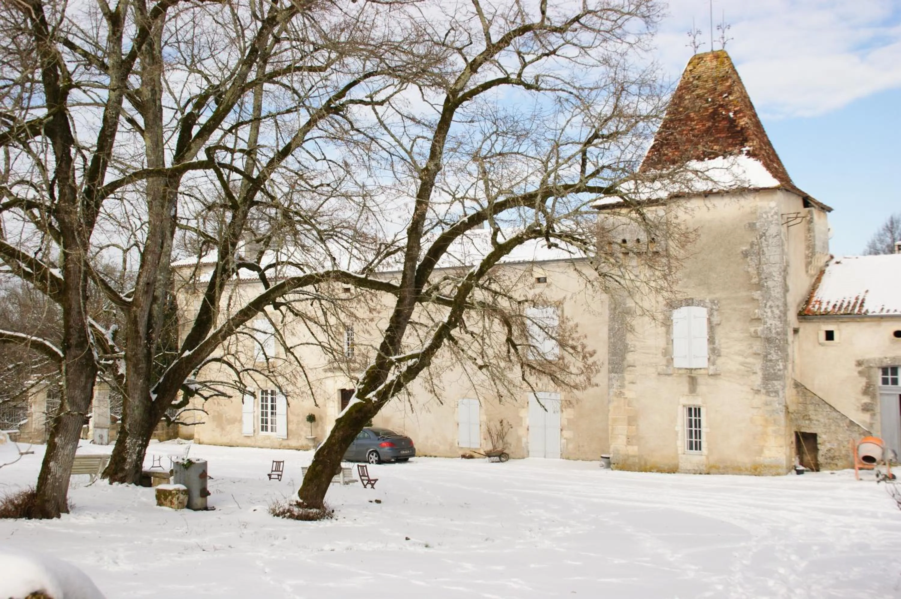 Facade/entrance in Château de La Combe