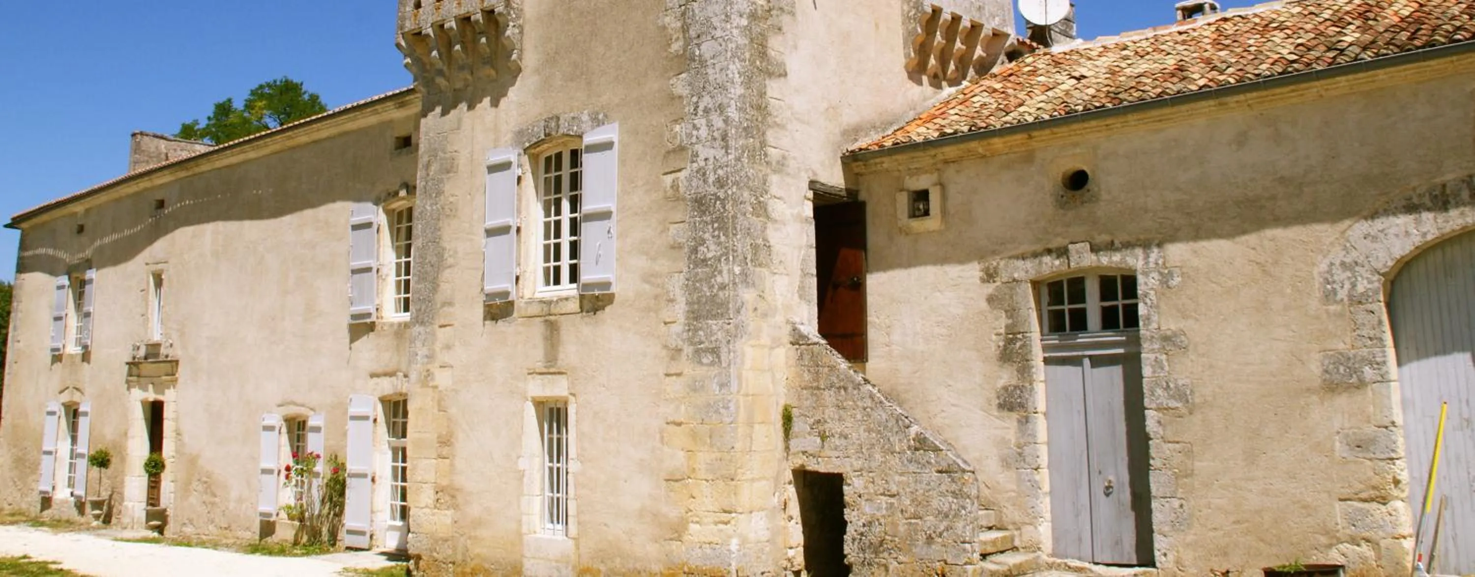 Facade/entrance in Château de La Combe