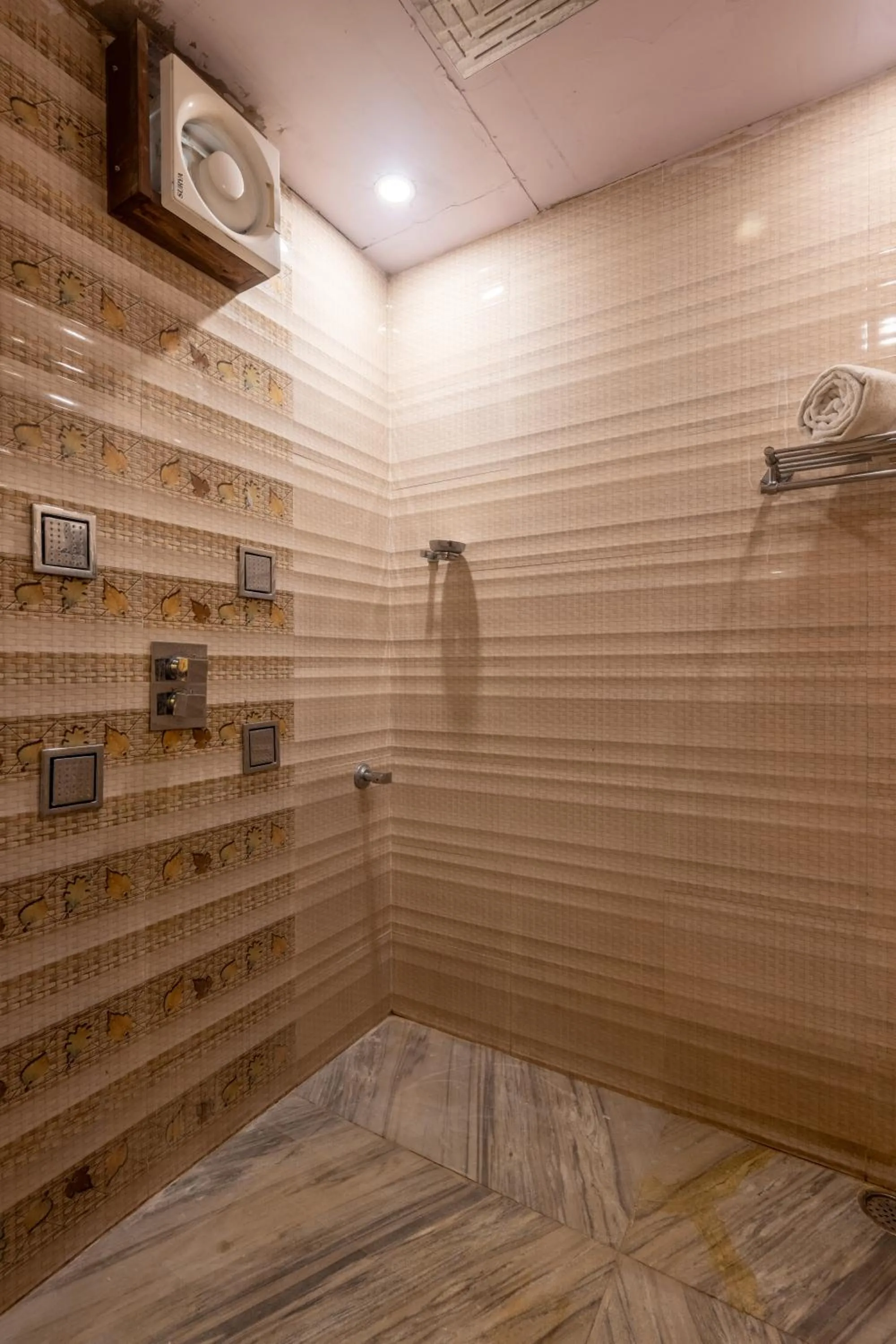 Bathroom in Hotel Shahi Palace Mandawa