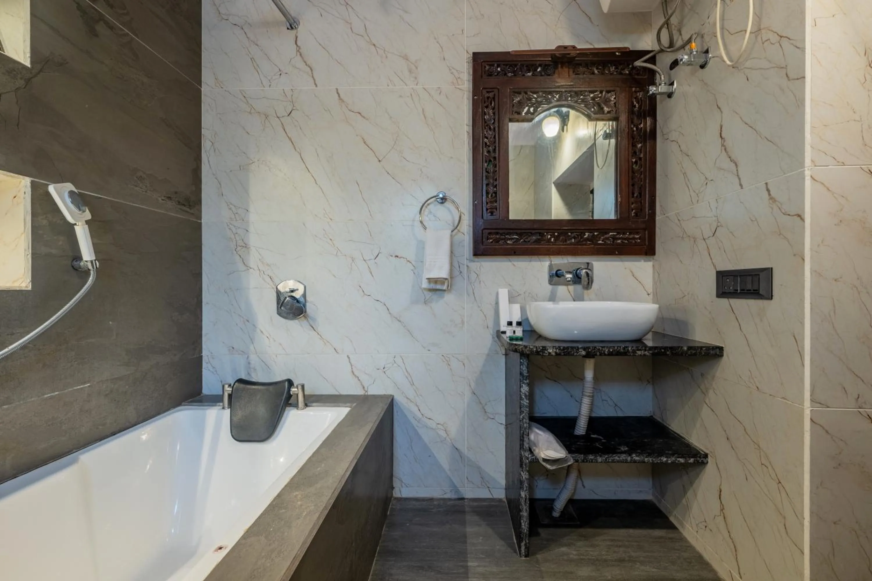 Bathroom in Hotel Shahi Palace Mandawa