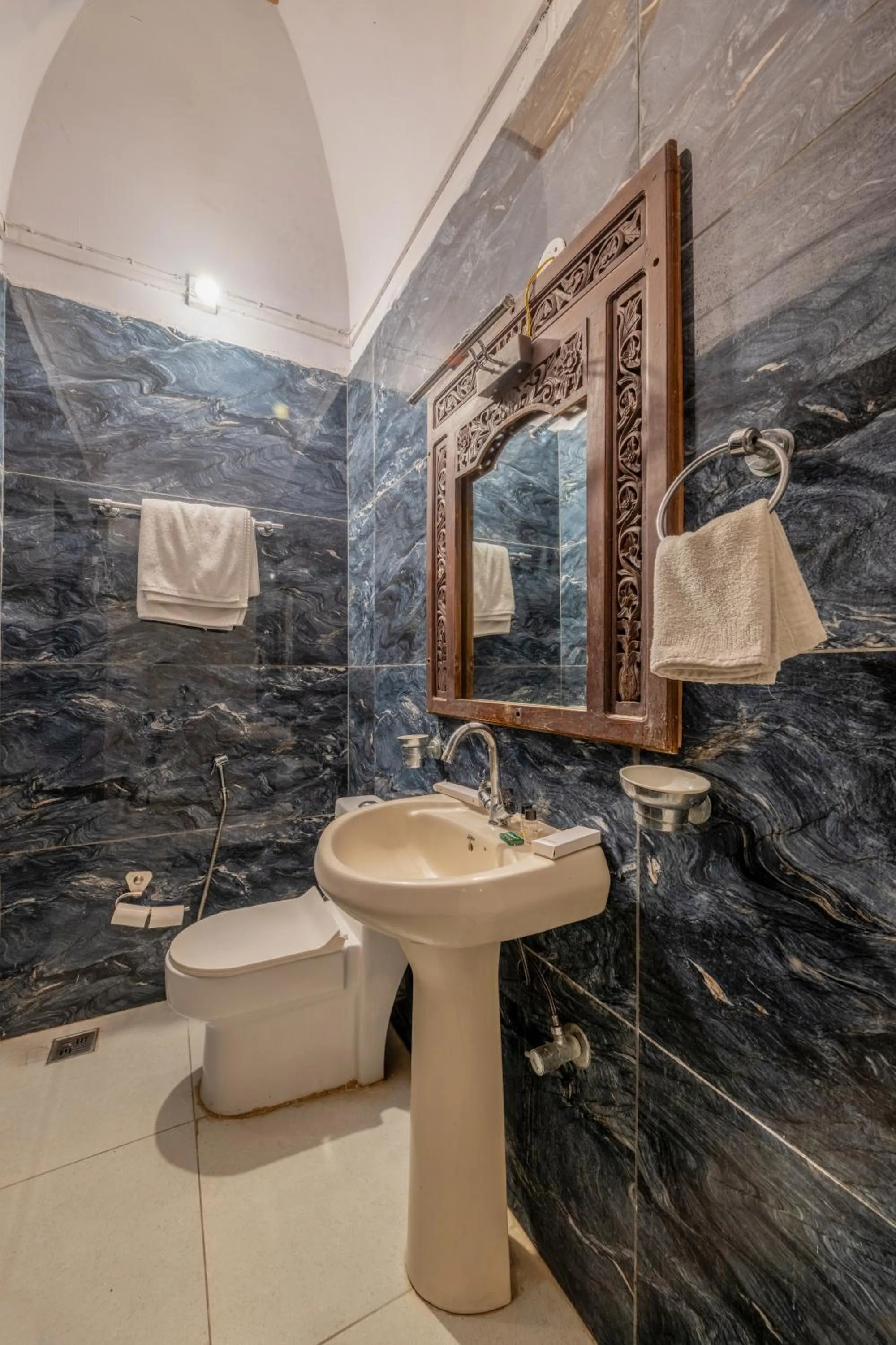 Bathroom in Hotel Shahi Palace Mandawa