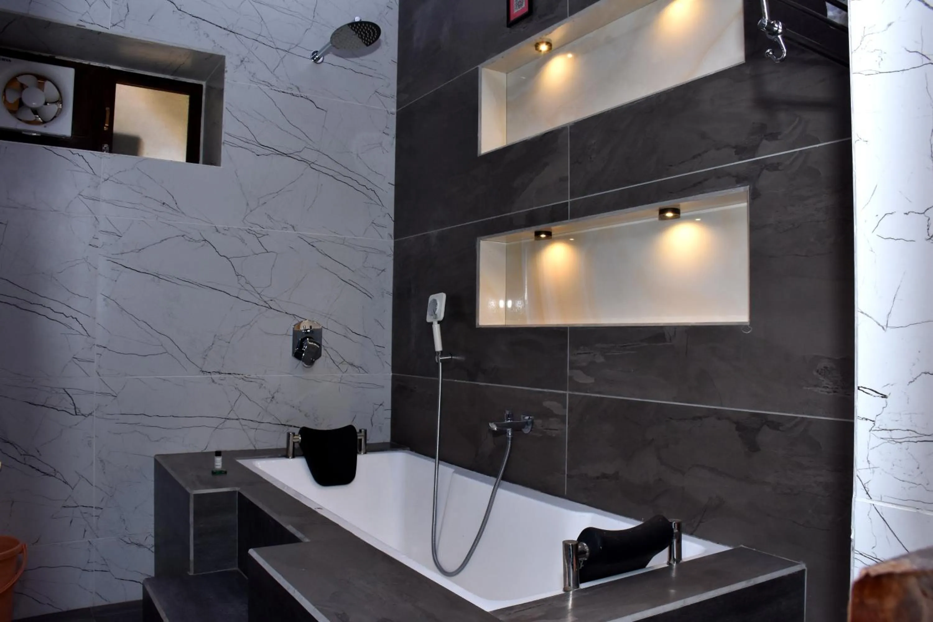 Bathroom in Hotel Shahi Palace Mandawa