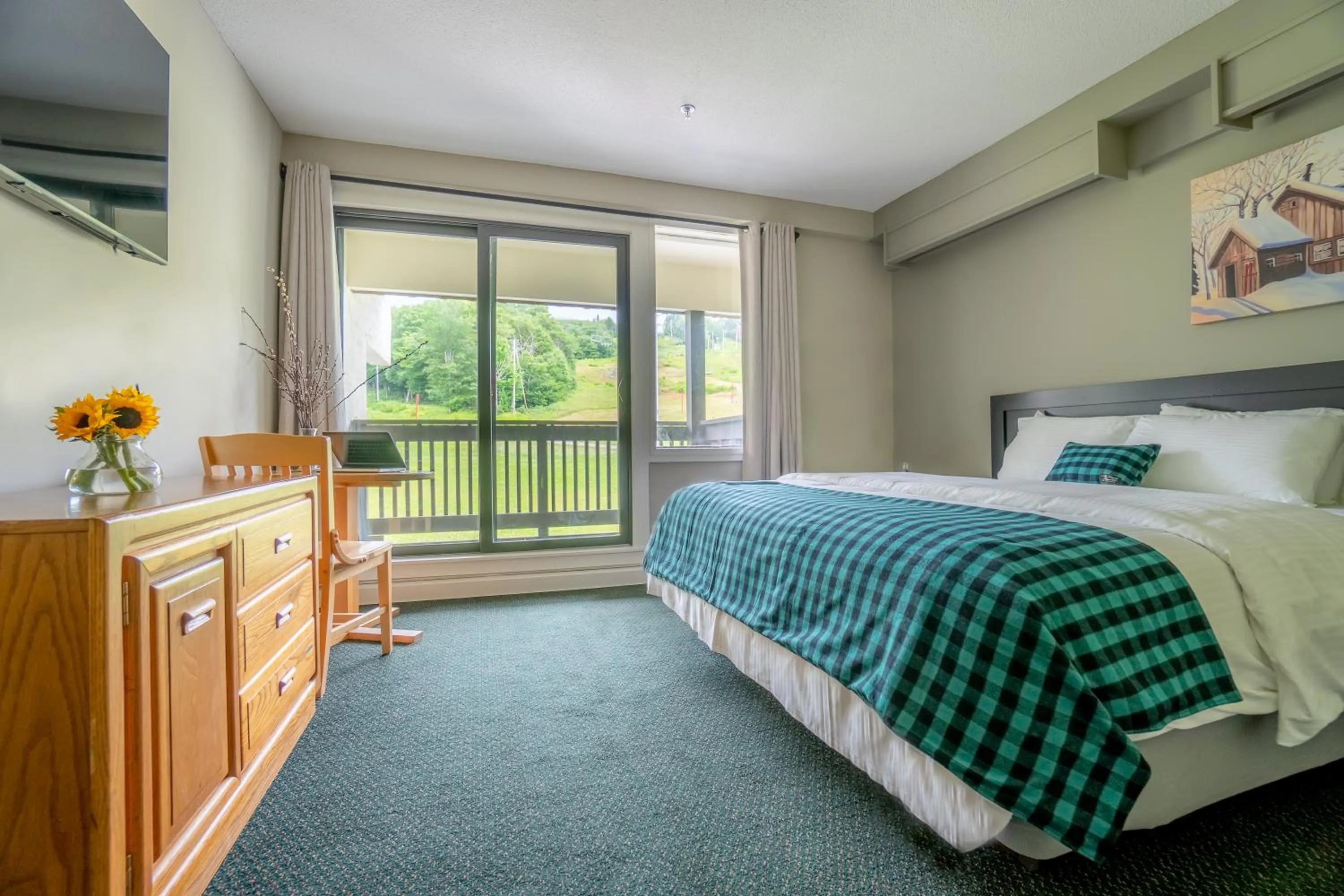 Photo of the whole room, Bed in The Inn at Bolton Valley